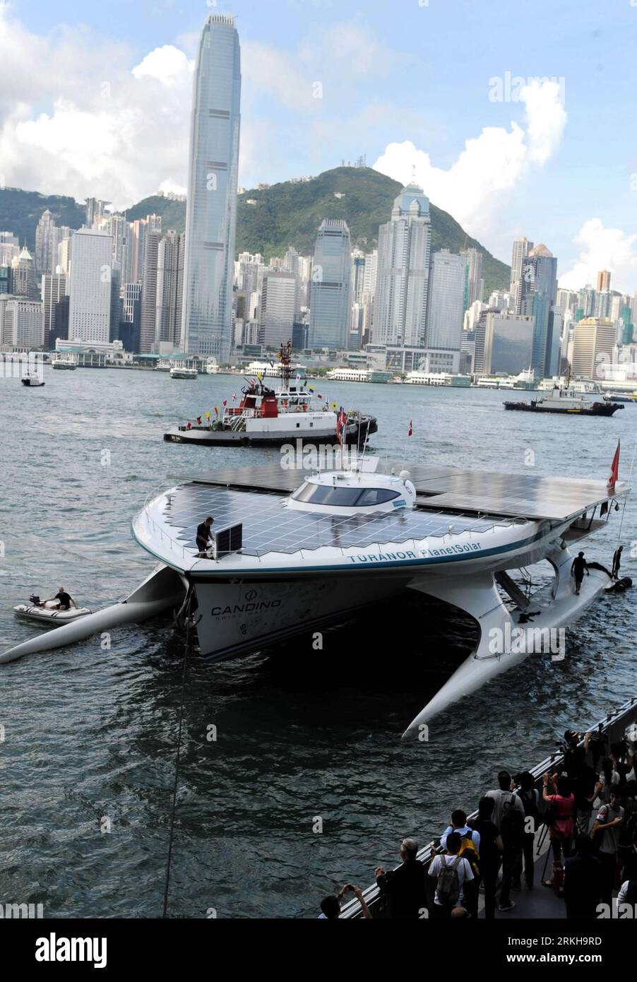 Bildnummer: 55765022  Datum: 15.08.2011  Copyright: imago/Xinhua (110815) -- HONG KONG, Aug. 15, 2011 (Xinhua) -- MS Turanor PlanetSolar, a solar powered boat, sails at the Victoria Harbor in Hong Kong, south China, Aug. 15, 2011. The solar powered catamaran, MS Turanor PlanetSolar, arrived at Hong Kong on Monday. PlanetSolar, a 31-meter-long ship with a total of 500 square meters solar battery, will anchor in Hong Kong from Aug. 15 to Aug. 23, as a waypoint during its voyage around the world. (Xinhua/Song Zhenping) (xzj) CHINA-HONG KONG-SOLAR CATAMARAN-MS TURANOR PLANET SOLAR-ARRIVAL (CN) PUB Stock Photo