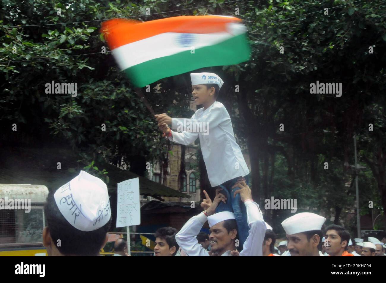 Bildnummer: 55806375  Datum: 19.08.2011  Copyright: imago/Xinhua (110819) -- MUMBAI, Aug. 19, 2011 (Xinhua) -- Indians take part in a protest in Mumbai, India, Aug. 19, 2011. Mumbai s dabbawalas, lunch-box deliverers, went on the first strike in their 120-year history in support of anti-corruption social activist AnnaHazare on Friday. (Xinhua/Liu Yanan)(axy) INDIA-MUMBAI-PROTEST PUBLICATIONxNOTxINxCHN Gesellschaft Politik Demo Protest Korruption 2011 quer o0 Fahne Nationalfahne Dynamik    Bildnummer 55806375 Date 19 08 2011 Copyright Imago XINHUA  Mumbai Aug 19 2011 XINHUA Indians Take Part in Stock Photo