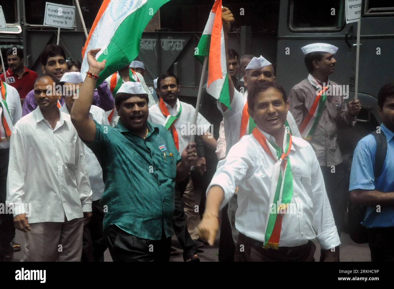 Bildnummer: 55806374  Datum: 19.08.2011  Copyright: imago/Xinhua (110819) -- MUMBAI, Aug. 19, 2011 (Xinhua) -- Indians take part in a protest in Mumbai, India, Aug. 19, 2011. Mumbai s dabbawalas, lunch-box deliverers, went on the first strike in their 120-year history in support of anti-corruption social activist AnnaHazare on Friday. (Xinhua/Liu Yanan)(axy) INDIA-MUMBAI-PROTEST PUBLICATIONxNOTxINxCHN Gesellschaft Politik Demo Protest Korruption 2011 quer    Bildnummer 55806374 Date 19 08 2011 Copyright Imago XINHUA  Mumbai Aug 19 2011 XINHUA Indians Take Part in a Protest in Mumbai India Aug Stock Photo
