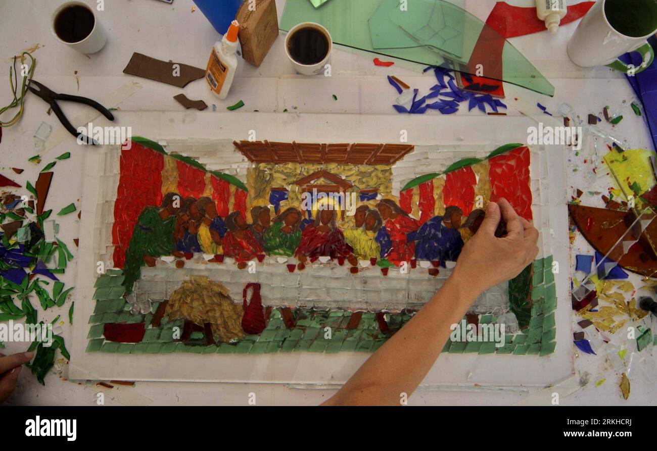 Bildnummer: 55807664  Datum: 20.08.2011  Copyright: imago/Xinhua (110820) -- WEST BANK, Aug. 20, 2011 (Xinhua) -- Samia Rishmawi, a Palestinian woman, puts the final touches on a broken glass mosaic at her glass workshop in the West Bank city of Bethlehem, Aug. 18, 2011. The three Palestinian sisters Samia, Sawsan and Faten Rishmawi started their work ten years ago, making beautiful galss images with pieces of colored broken glass. (Xinhua/Luay Sababa) (srb) MIDEAST-WEST BANK-BROKEN GLASS-MOSAIC PUBLICATIONxNOTxINxCHN Gesellschaft Glas Mosaik Herstellung Glasmosaik Arbeitswelten Das letzte Abe Stock Photo