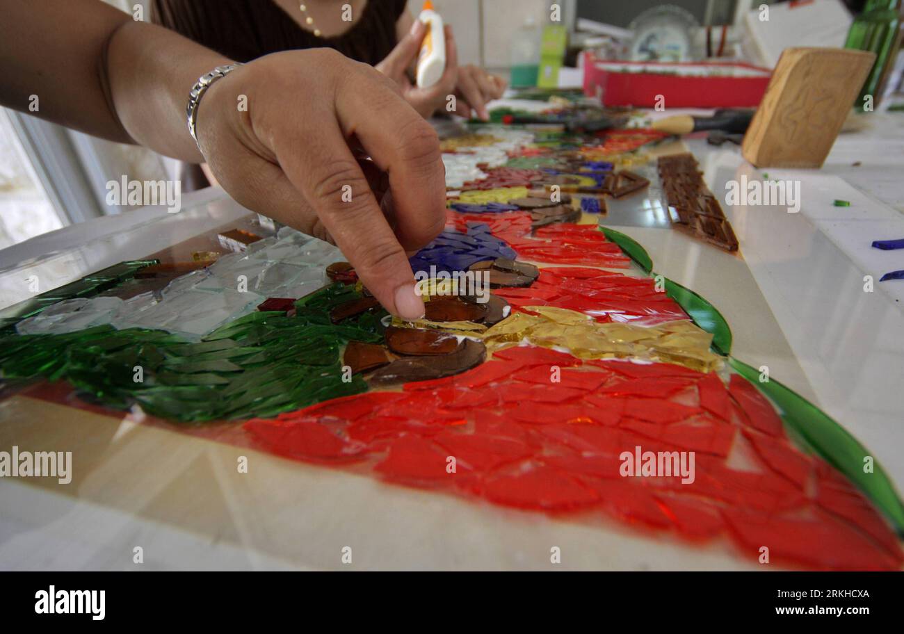 Bildnummer: 55807662  Datum: 20.08.2011  Copyright: imago/Xinhua (110820) -- WEST BANK, Aug. 20, 2011 (Xinhua) -- Samia Rishmawi, a Palestinian woman, works on a broken glass mosaic at her glass workshop in the West Bank city of Bethlehem, Aug. 18, 2011. The three Palestinian sisters Samia, Sawsan and Faten Rishmawi started their work ten years ago, making beautiful galss images with pieces of colored broken glass. (Xinhua/Luay Sababa) (srb) MIDEAST-WEST BANK-BROKEN GLASS-MOSAIC PUBLICATIONxNOTxINxCHN Gesellschaft Glas Mosaik Herstellung Glasmosaik Arbeitswelten Das letzte Abendmahl xdf x0x 20 Stock Photo