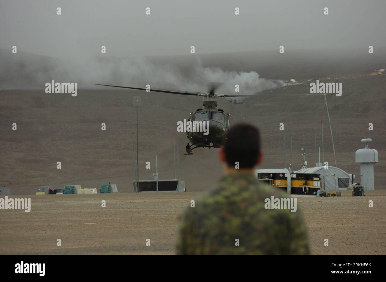 Bildnummer: 55809899  Datum: 20.08.2011  Copyright: imago/Xinhua (110822) -- OTTAWA, Aug. 22, 2011 (Xinhua) -- A Canadian Forces helicopter lands in Resolute Bay on Saturday, Aug. 20, 2011 as smoke billows from the crash scene in the background. A charter flight of Canada s First Air, a Boeing 737-200, crashed Saturday on the hills of Resolute, Nunavut, in Canada s high Arctic, killing 12 and injuring three others of on board. (Xinhua/Canadian Department of National Defense)(wn) CANADA-PLANE CRASH PUBLICATIONxNOTxINxCHN Gesellschaft Verkehr Luftfahrt Flugzeugabsturz Absturz Militär Soldaten Re Stock Photo