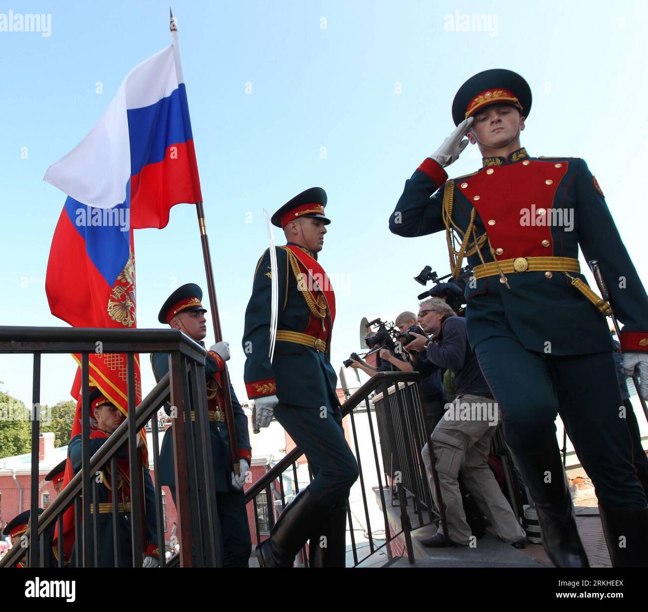 Bildnummer: 55811694  Datum: 22.08.2011  Copyright: imago/Xinhua (110822) -- ST. PETERSBURG, Aug. 22, 2011 (Xinhua) -- The flag-raising ceremony is held during celebrations for Russia s Flag Day in St. Petersburg, Russia, Aug. 22, 2011. Russia marked its National Flag day on Monday, a state holiday that dates back to Aug. 1991, which saw a failed coup attempt in Moscow. (Xinhua/Lu Jinbo) (wjd) RUSSIA-FLAG DAY-CELEBRATIONS PUBLICATIONxNOTxINxCHN Gesellschaft Militär Flagge Gedenken Putschversuch Putsch 20. Jahrestag Nationalfahne Flaggentag xjh premiumd 2011 quadrat o0 Soldat Fahnenappell Appel Stock Photo