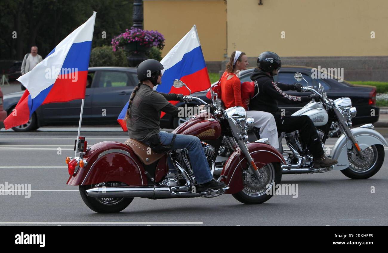 Bildnummer: 55811693  Datum: 22.08.2011  Copyright: imago/Xinhua (110822) -- ST. PETERSBURG, Aug. 22, 2011 (Xinhua) -- ride motorcycles with Russian flags during celebrations for Russia s Flag Day in St. Petersburg, Russia, Aug. 22, 2011. Russia marked its National Flag day on Monday, a state holiday that dates back to Aug. 1991, which saw a failed coup attempt in Moscow. (Xinhua/Lu Jinbo) (wjd) RUSSIA-FLAG DAY-CELEBRATIONS PUBLICATIONxNOTxINxCHN Gesellschaft Militär Flagge Gedenken Putschversuch Putsch 20. Jahrestag Nationalfahne Flaggentag xjh premiumd 2011 quer o0 Motorrad    Bildnummer 558 Stock Photo