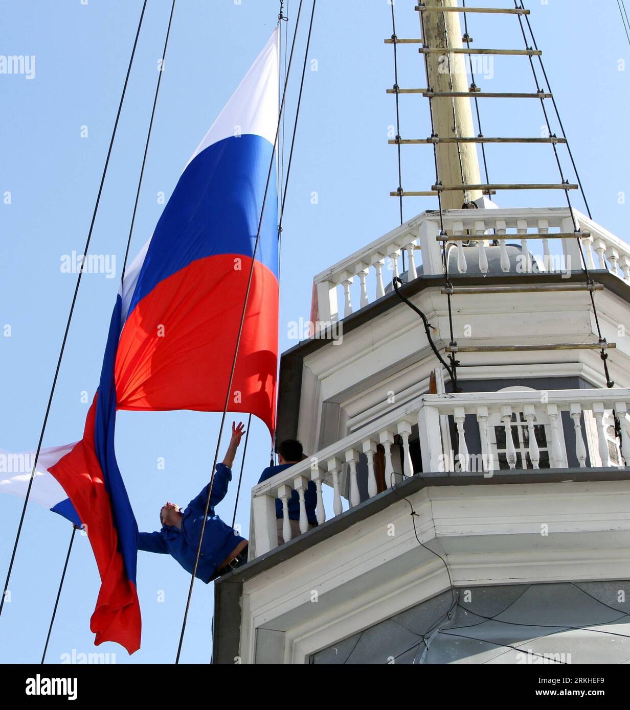 Bildnummer: 55811692  Datum: 22.08.2011  Copyright: imago/Xinhua (110822) -- ST. PETERSBURG, Aug. 22, 2011 (Xinhua) -- The flag-raising ceremony is held during celebrations for Russia s Flag Day in St. Petersburg, Russia, Aug. 22, 2011. Russia marked its National Flag day on Monday, a state holiday that dates back to Aug. 1991, which saw a failed coup attempt in Moscow. (Xinhua/Lu Jinbo) (wjd) RUSSIA-FLAG DAY-CELEBRATIONS PUBLICATIONxNOTxINxCHN Gesellschaft Militär Flagge Gedenken Putschversuch Putsch 20. Jahrestag Nationalfahne Flaggentag xjh premiumd 2011 quadrat    Bildnummer 55811692 Date Stock Photo