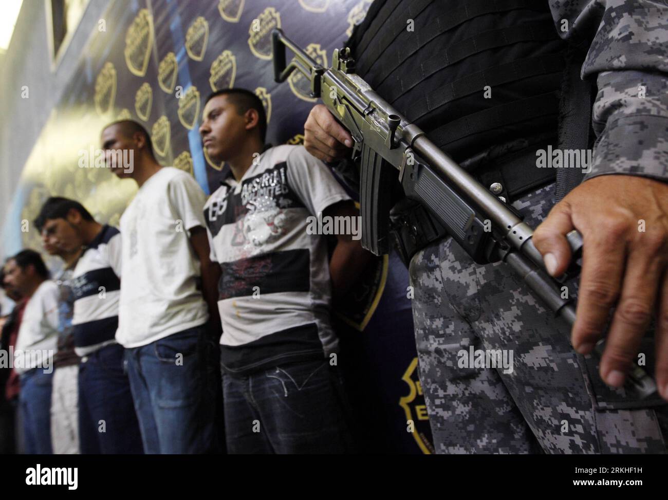Bildnummer: 55818823  Datum: 23.08.2011  Copyright: imago/Xinhua (110824) -- GUADALAJARA, Aug. 24, 2011 (Xinhua) -- Alleged memebers of Los Zetas drug cartel are presented to the media in Guadalajara, Mexico, on Aug. 23, 2011. A clash between memebers of the Ministry of Public Security of the State and alleged members of the drug cartel Los Zetas leaves four gunmen dead and one policeman injured, within the limits of Jalisco and Zacatecas. Those under arrest brought with them three AK-47 rifles and six camouflage uniforms. (Xinhua/Xolo) (py) MEXICO-GUADALAJARA-DRUGS-CONFRONTATION PUBLICATIONxN Stock Photo
