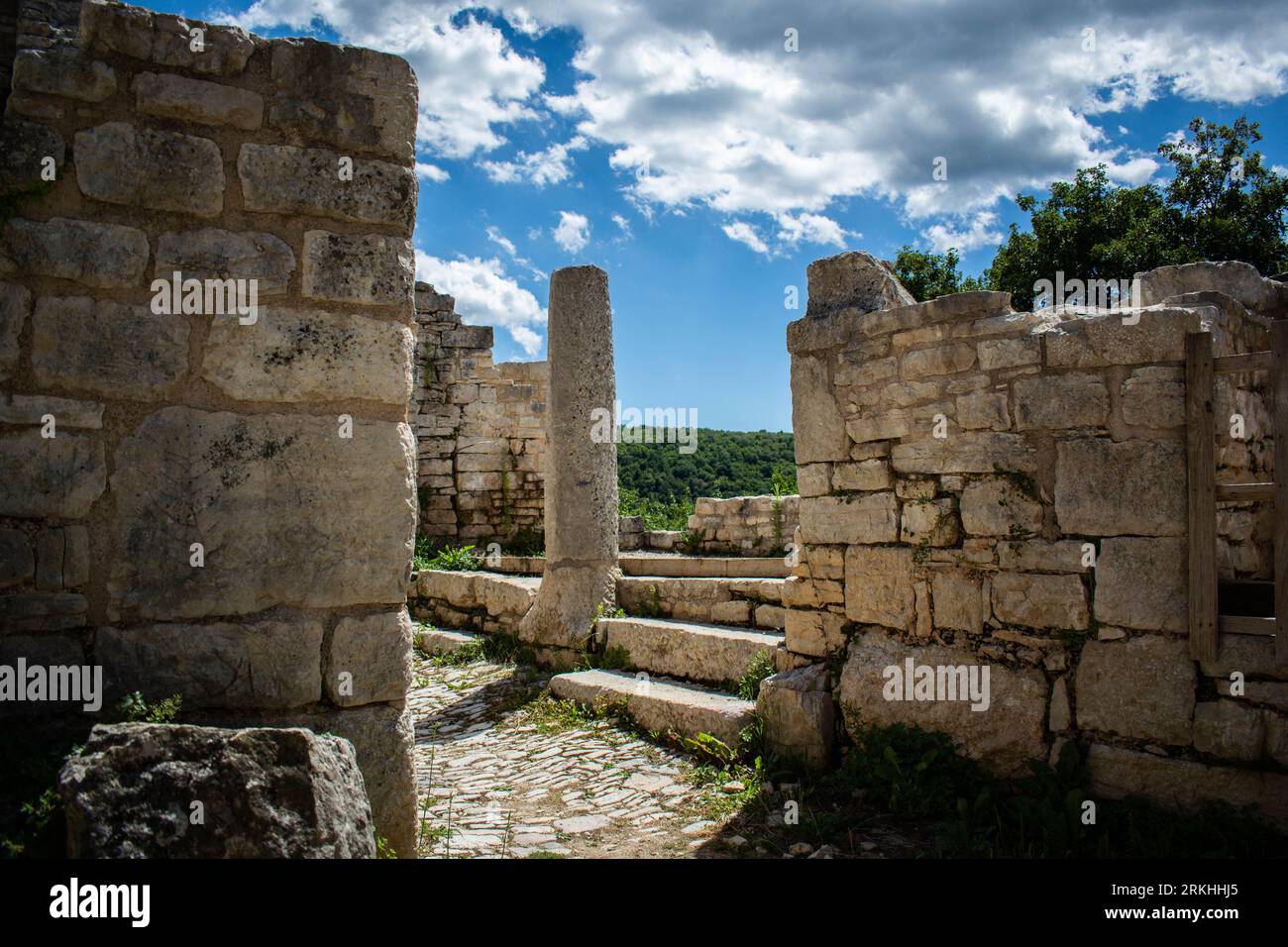 Ruins in the countryside hi-res stock photography and images - Alamy