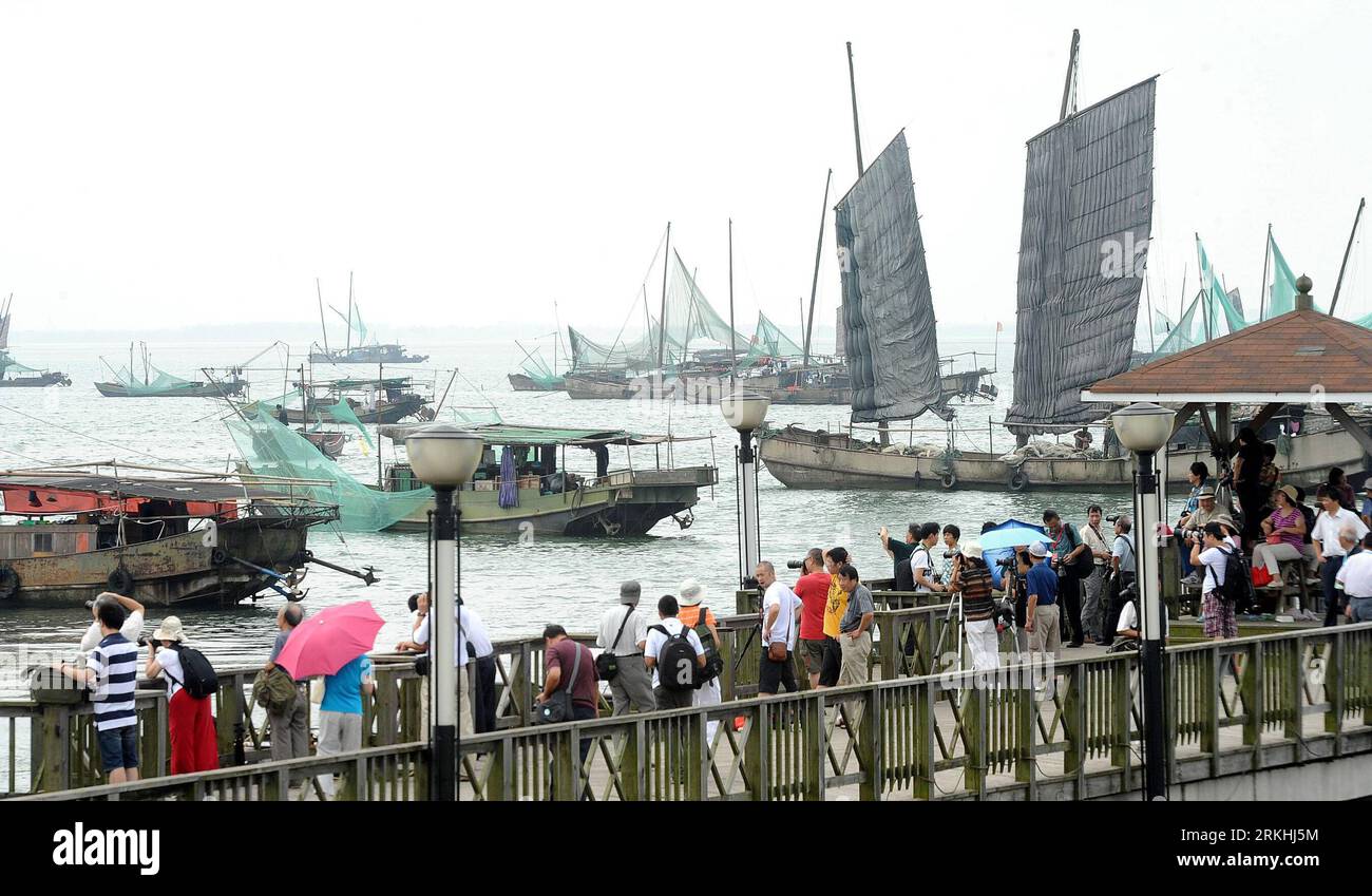 Bildnummer: 55835481  Datum: 28.08.2011  Copyright: imago/Xinhua (110828) -- SUZHOU, Aug. 28, 2011 (Xinhua) -- Visitors look at the fishing boats in the Taihu Lake near Suzhou, east China s Jiangsu Province, Aug. 28, 2011. A ceremony was held to mark the launching of new fishing season on Sunday after the lifting of the fishing ban. (Xinhua/Hang Xingwei) (ry) #CHINA-JIANGSU-TAIHU LAKE-FISHING FESTIVAL (CN) PUBLICATIONxNOTxINxCHN Wirtschaft Fischerei Hafen Fischer Eröffnung Feier Eröffnungsfeier Fangsaison Beginn xns x0x 2011 quer     Bildnummer 55835481 Date 28 08 2011 Copyright Imago XINHUA Stock Photo
