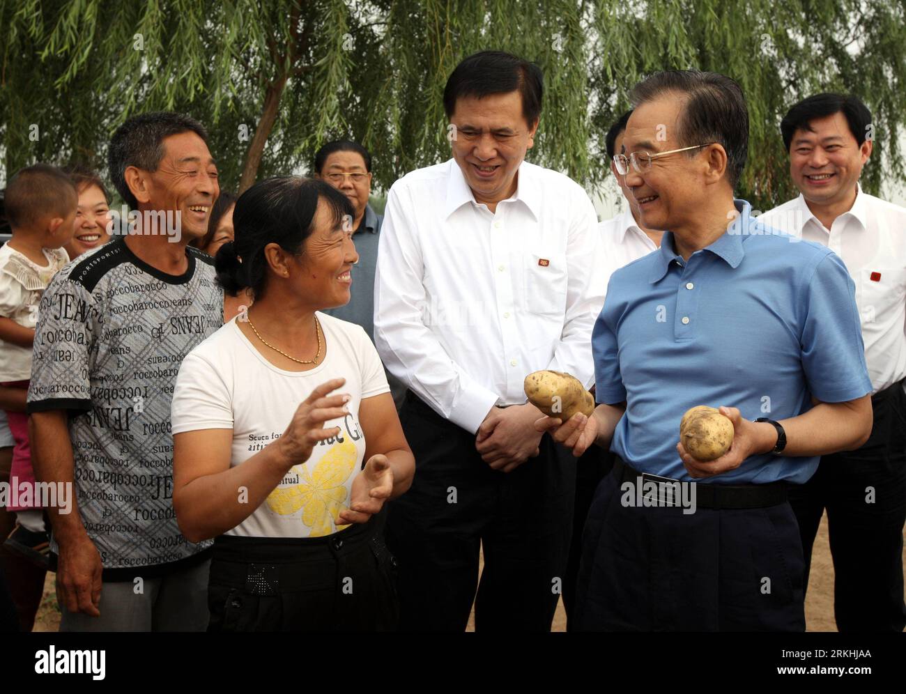 Bildnummer: 55836225  Datum: 26.08.2011  Copyright: imago/Xinhua (110828) -- SHIJIAZHUANG, Aug. 28, 2011 (Xinhua) -- Chinese Premier Wen Jiabao (2nd R) talks with local farmers in Huojiafang Village of Zhangjiakou City, north China s Hebei Province, Aug. 26, 2011. Wen paid an inspection tour to Zhangjiakou City of north China s Hebei Province from Firday to Sunday. During his tour, Wen visited farmers, milk companies, inspected agricultural bases and held a meeting on agricultural production and rural work. (Xinhua/Yao Dawei) (zgp) CHINA-HEBEI-ZHANGJIAKOU-WEN JIABAO-INSPECTION (CN) PUBLICATION Stock Photo