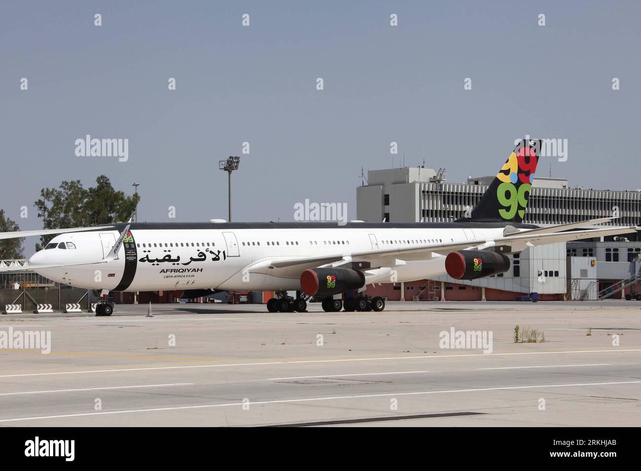 Bildnummer: 55836211  Datum: 28.08.2011  Copyright: imago/Xinhua (110828) -- TRIPOLI, Aug. 28, 2011 (Xinhua) -- Muammar Gaddafi s private plane is seen at the international airport in Tripoli, Libya, August 28, 2011. (Xinhua/Nasser Nouri) (lyi) LIBYA-TRIPOLI-AIRPORT PUBLICATIONxNOTxINxCHN Gesellschaft xtm 2011 quer premiumd o0 People Flugzeug privat Privatflugzeug Airbus A340 A 340 Objekte    Bildnummer 55836211 Date 28 08 2011 Copyright Imago XINHUA  Tripoli Aug 28 2011 XINHUA Muammar Gaddafi S Private Plane IS Lakes AT The International Airport in Tripoli Libya August 28 2011 XINHUA Nasser N Stock Photo