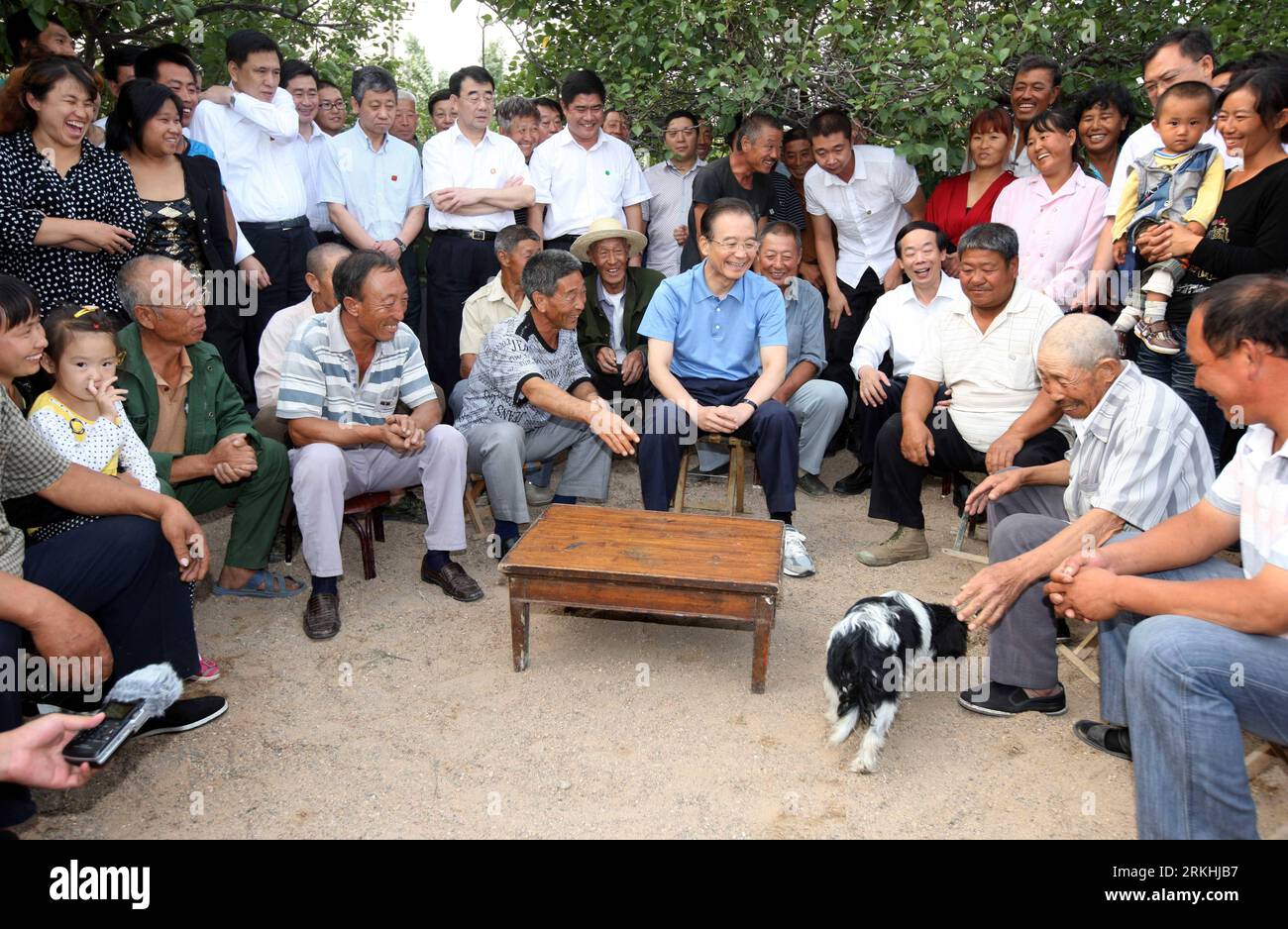 Bildnummer: 55836232  Datum: 26.08.2011  Copyright: imago/Xinhua (110828) -- SHIJIAZHUANG, Aug. 28, 2011 (Xinhua) -- Chinese Premier Wen Jiabao (C front) talks with local farmers in Huojiafang Village of Zhangjiakou City, north China s Hebei Province, Aug. 26, 2011. Wen paid an inspection tour to Zhangjiakou City of north China s Hebei Province from Firday to Sunday. During his tour, Wen visited farmers, milk companies, inspected agricultural bases and held a meeting on agricultural production and rural work. (Xinhua/Yao Dawei) (zgp) CHINA-HEBEI-ZHANGJIAKOU-WEN JIABAO-INSPECTION (CN) PUBLICATI Stock Photo