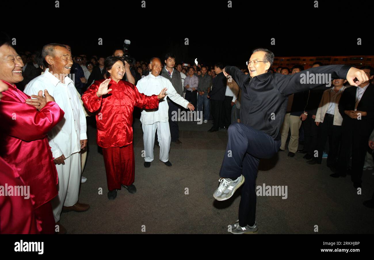 Bildnummer: 55836226  Datum: 26.08.2011  Copyright: imago/Xinhua (110828) -- SHIJIAZHUANG, Aug. 28, 2011 (Xinhua) -- Chinese Premier Wen Jiabao (R) performs shadowboxing with local citizens in the county seat of Zhangbei County of Zhangjiakou City, north China s Hebei Province, Aug. 26, 2011. Wen paid an inspection tour to Zhangjiakou City of north China s Hebei Province from Firday to Sunday. During his tour, Wen visited farmers, milk companies, inspected agricultural bases and held a meeting on agricultural production and rural work. (Xinhua/Yao Dawei) (zgp) CHINA-HEBEI-ZHANGJIAKOU-WEN JIABA Stock Photo