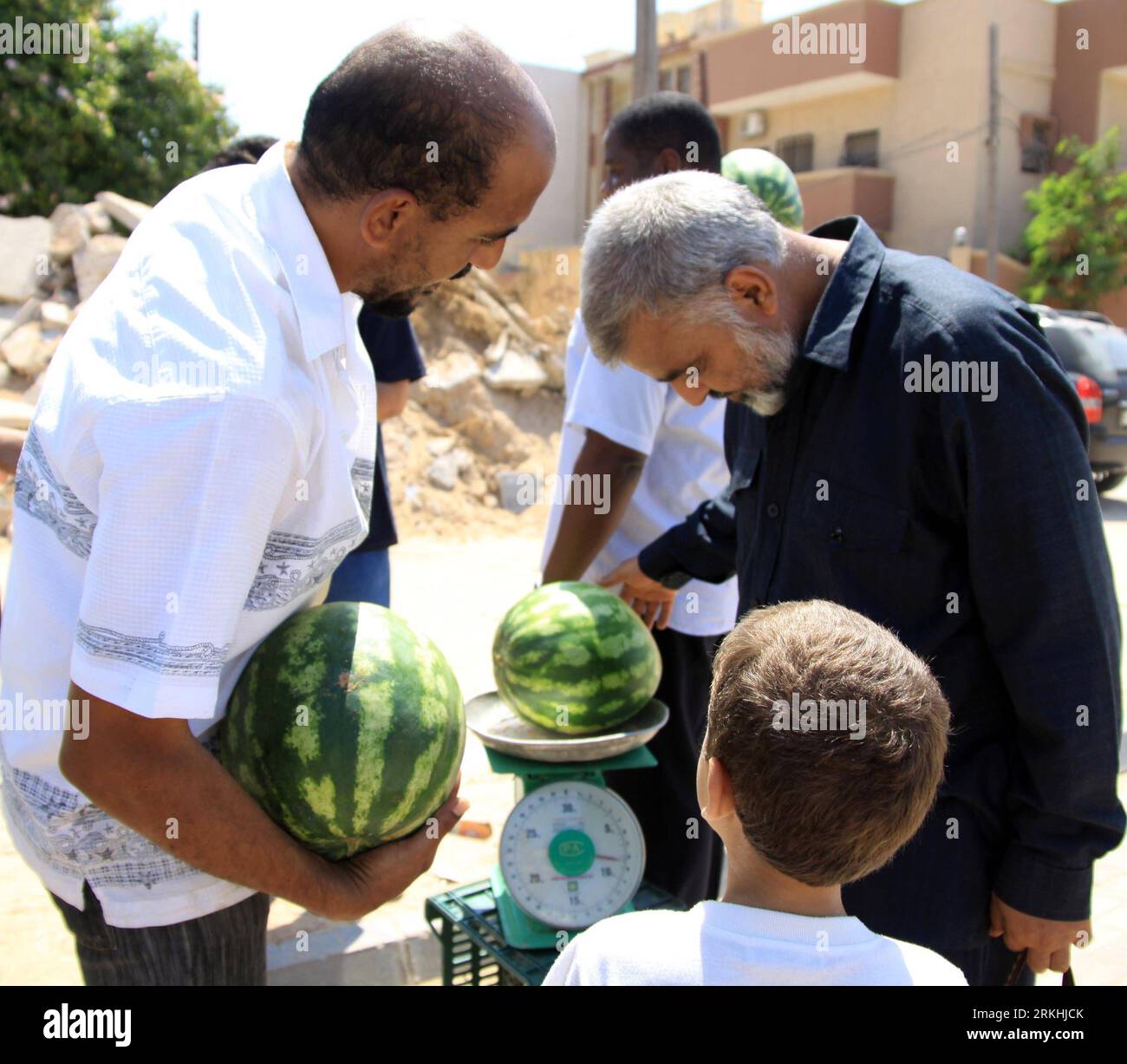 Bildnummer: 55836715  Datum: 28.08.2011  Copyright: imago/Xinhua (110828) -- TRIPOLI, Aug. 28, 2011 (Xinhua) -- Libyan men buy watermelons in Tripoli, Libya, August 28, 2011. (Xinhua/Hamza Turkia) (lyi) LIBYA-TRIPOLI-LIFE PUBLICATIONxNOTxINxCHN Gesellschaft Food Wassermelonen Melonen xjh x0x premiumd 2011 quadrat     Bildnummer 55836715 Date 28 08 2011 Copyright Imago XINHUA  Tripoli Aug 28 2011 XINHUA Libyan Men Buy Watermelons in Tripoli Libya August 28 2011 XINHUA Hamza Turkia lyi Libya Tripoli Life PUBLICATIONxNOTxINxCHN Society Food Watermelons Melons XJH x0x premiumd 2011 Square Stock Photo