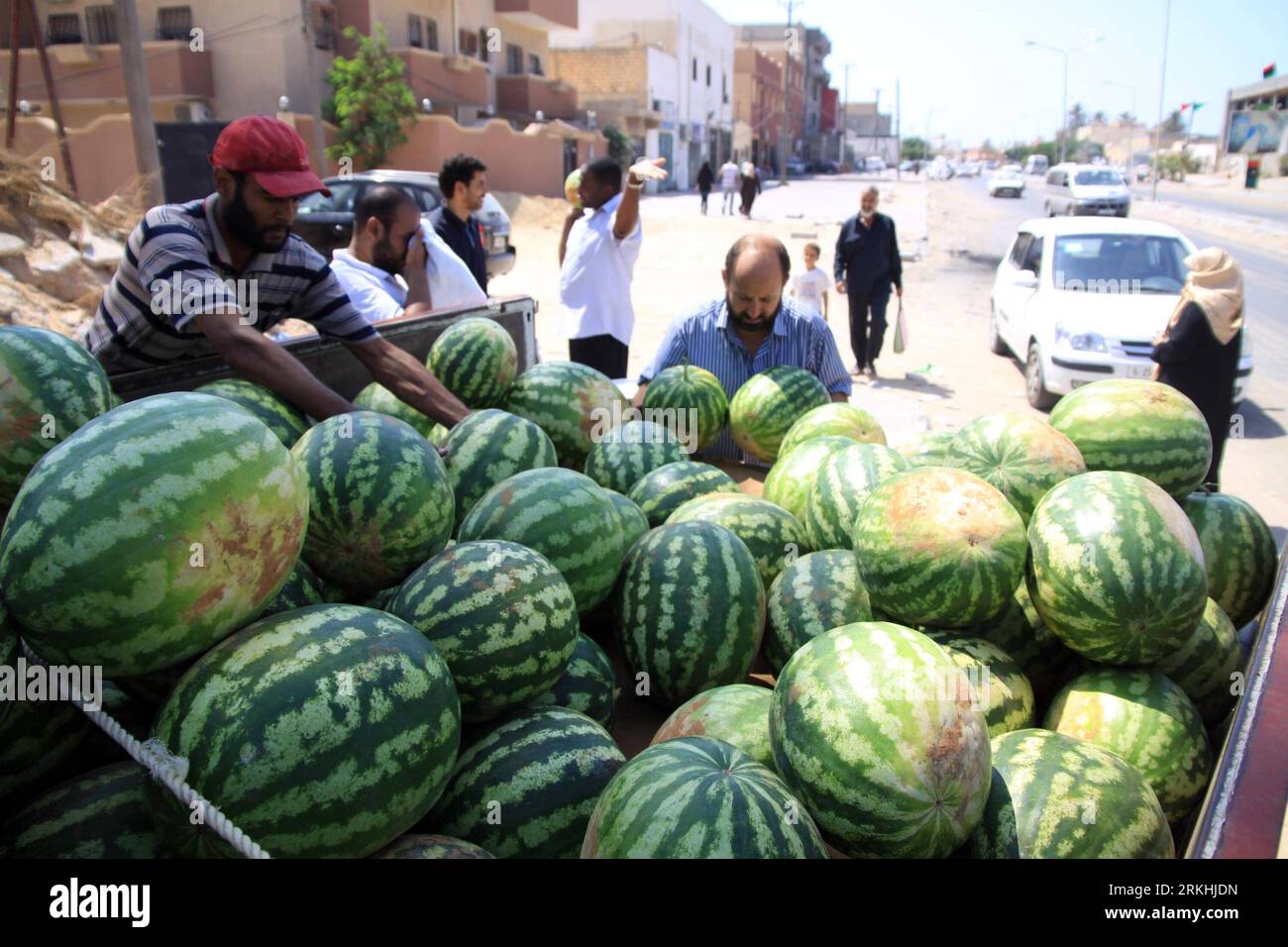Bildnummer: 55836716  Datum: 28.08.2011  Copyright: imago/Xinhua (110828) -- TRIPOLI, Aug. 28, 2011 (Xinhua) -- Libyan men buy watermelons in Tripoli, Libya, August 28, 2011. (Xinhua/Hamza Turkia) (lyi) LIBYA-TRIPOLI-LIFE PUBLICATIONxNOTxINxCHN Gesellschaft Food Wassermelonen Melonen xjh x0x premiumd 2011 quer     Bildnummer 55836716 Date 28 08 2011 Copyright Imago XINHUA  Tripoli Aug 28 2011 XINHUA Libyan Men Buy Watermelons in Tripoli Libya August 28 2011 XINHUA Hamza Turkia lyi Libya Tripoli Life PUBLICATIONxNOTxINxCHN Society Food Watermelons Melons XJH x0x premiumd 2011 horizontal Stock Photo