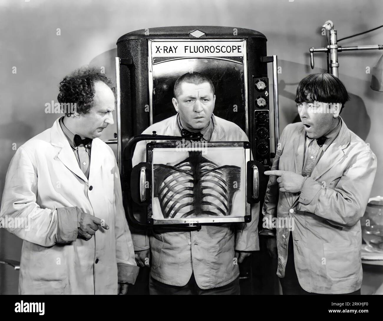 MOE HOWARD, LARRY FINE, CURLY HOWARD and THE THREE STOOGES in DIZZY DOCTORS (1937), directed by DEL LORD. Credit: COLUMBIA PICTURES / Album Stock Photo