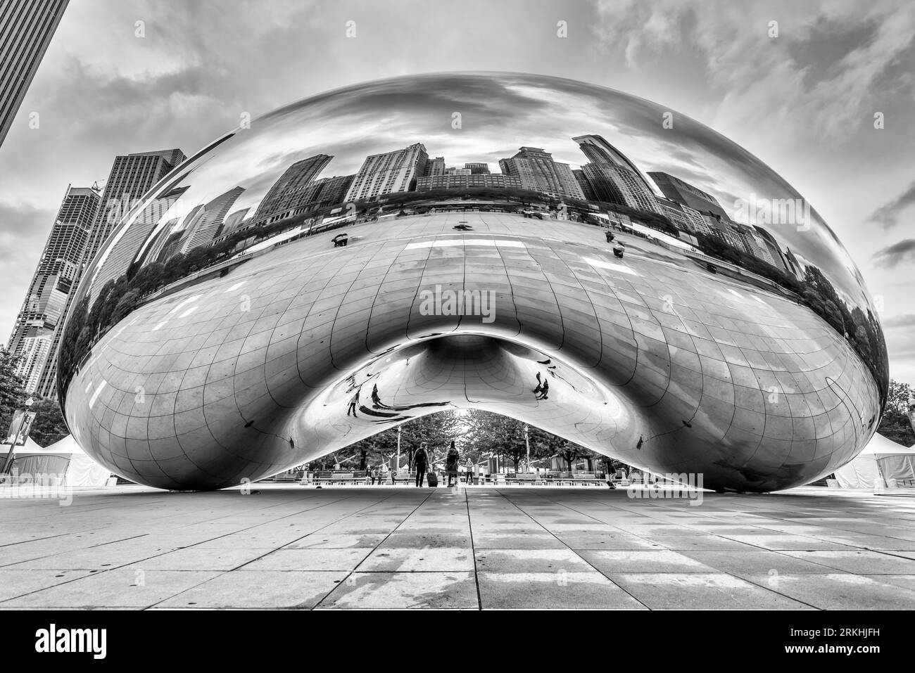 Cloud Gate (The Bean) in Black and White Stock Photo Alamy