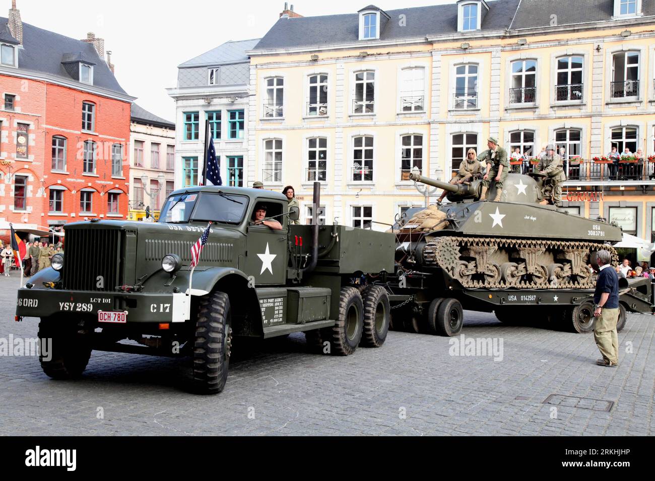 Bildnummer: 55836731  Datum: 28.08.2011  Copyright: imago/Xinhua (110828) -- BRUSSELS, Aug. 28, 2011 (Xinhua) -- A Sherman tanks and a truck arrive at the central plaza of Mons, Belgium, on Aug. 28, 2011. About 100 heavy equipped vehicles collected by military fans from Belgium, France, Germany, the Netherlands and Switzerland arrived in Mons on Sunday, to reproduce the appearance of liberation of Mons in World War II in 1944. More than 2,000 attended the activity. (Xinhua/Wang Xiaojun) BELGIUM-MONS-MILITARY FANS-ACTIVITY PUBLICATIONxNOTxINxCHN Gesellschaft Politik Jahrestag Befreiung Gedenken Stock Photo
