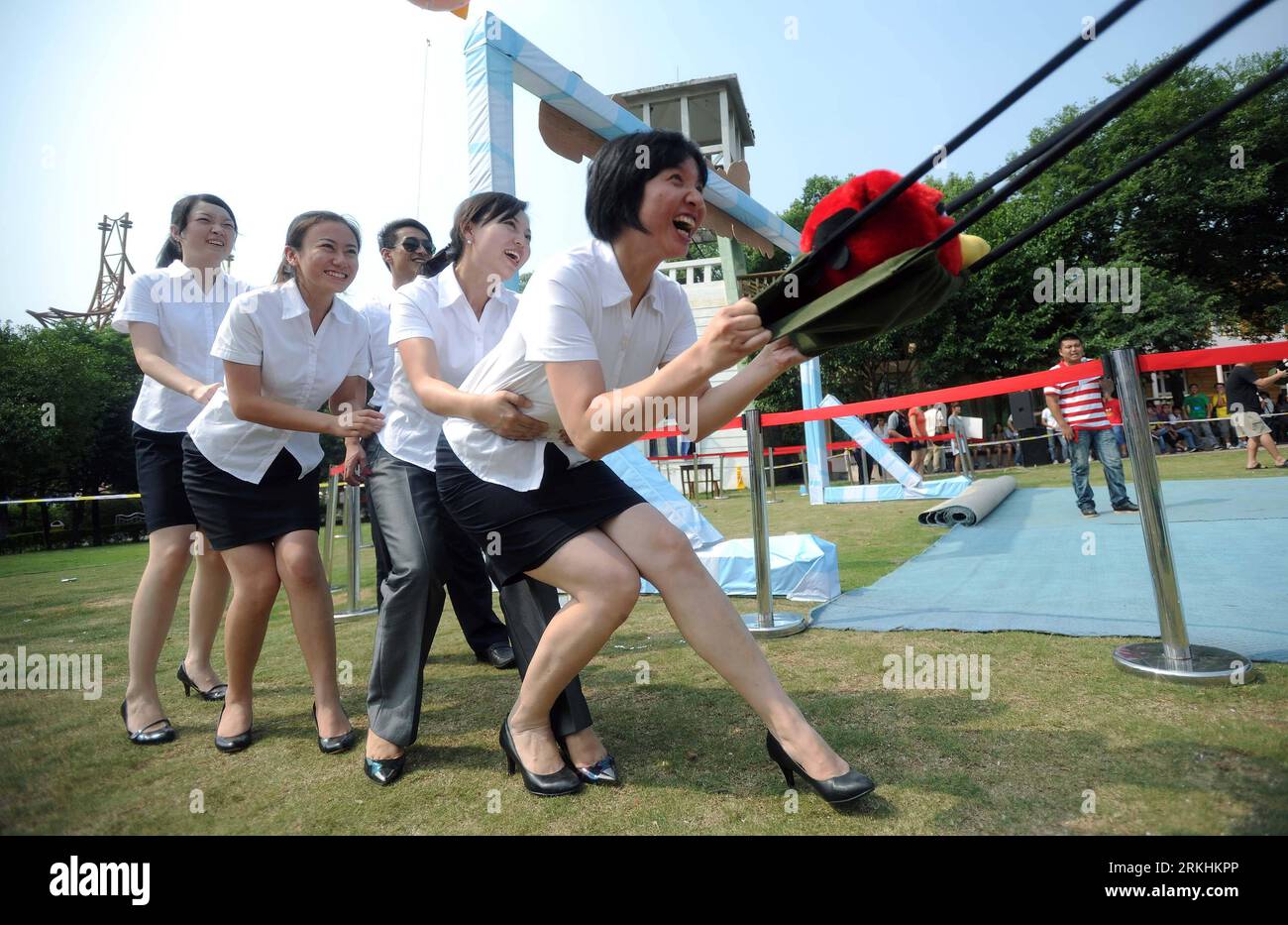 Bildnummer: 55855758  Datum: 30.08.2011  Copyright: imago/Xinhua (110830) -- CHANGSHA, Aug. 30, 2011 (Xinhua) -- Players prepare to shoot out an angry bird during a real life angry bird game in a theme park in Changsha, capital of central China s Hunan Province, Aug. 30, 2011. Angry birds, balloon pigs, huge slingshot and castles made of toy bricks were set up here for the real life angry bird game recently. (Xinhua/Li Ga) (zn) CHINA-HUNAN-CHANGSHA-REAL LIFE GAME-ANGRY BIRD (CN) PUBLICATIONxNOTxINxCHN Gesellschaft Kultur Freizeitpark Spiel kurios Komik Computerspiel live real xda 2011 quer Auf Stock Photo