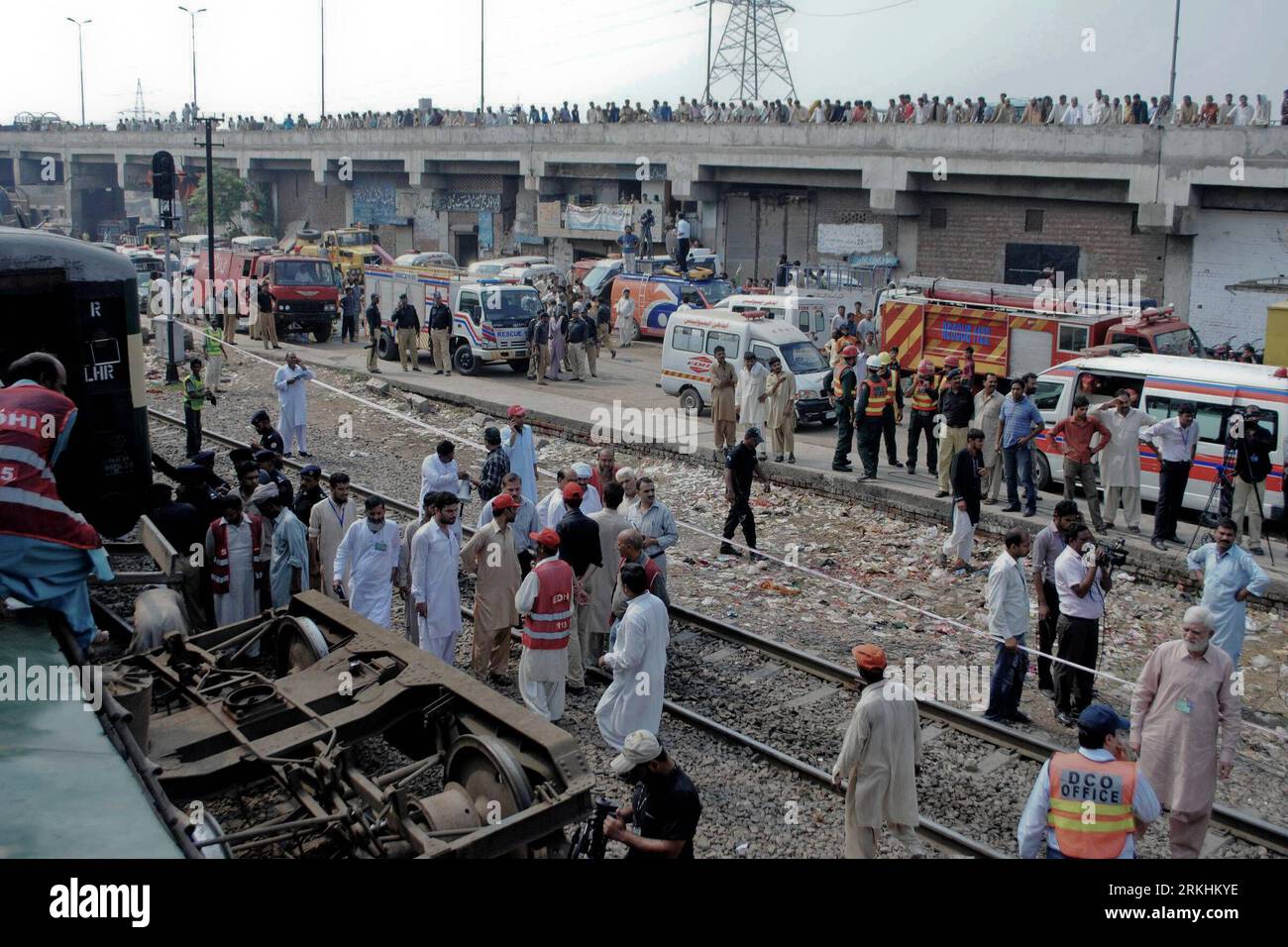 Bildnummer: 55857827  Datum: 30.08.2011  Copyright: imago/Xinhua (110830) -- LAHORE, Aug. 30, 2011 (Xinhua) -- Pakistani railway and security officials work at the site of a train collision in eastern Pakistan s Lahore, on Aug. 30, 2011. At least five were killed and 25 others were injured when two trains collided on Tuesday morning in Lahore, reported local Urdu TV channel DAWN. (Xinhua/Sajjad) PAKISTAN-LAHORE-TRAIN COLLISION PUBLICATIONxNOTxINxCHN Gesellschaft Verkehr Bahn Zug Zugunglück Unfall xtm 2011 quer  o0 Wrack Schäden    Bildnummer 55857827 Date 30 08 2011 Copyright Imago XINHUA  Lah Stock Photo