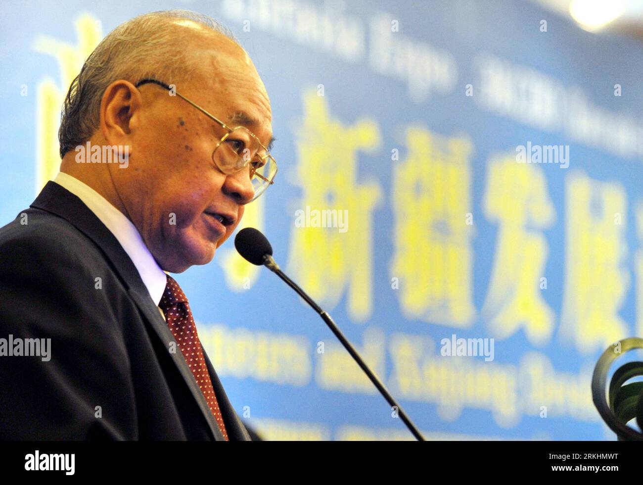 Bildnummer: 55869103  Datum: 31.08.2011  Copyright: imago/Xinhua (110831) -- URUMQI, Aug. 31, 2011 (Xinhua) -- Lim Gait Tong, honorary president of the Malaysia-China Chamber of Commerce, addresses the Overseas Chinese Entrepreneurs and Xinjiang Development Forum held in Urumqi, capital of northwest China s Xinjiang Uygur Autonomous Region, Aug. 31, 2011. The Overseas Chinese Entrepreneurs and Xinjiang Development Forum kicked off in Urumqi on Wednesday. The forum was a part of the first China-Eurasia Expo held in Xinjiang. Some 100 well-known overseas Chinese entrepreneurs and representatives Stock Photo