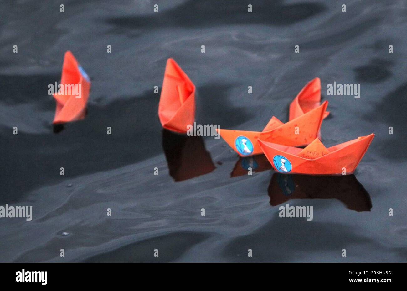 Bildnummer: 55869809  Datum: 31.08.2011  Copyright: imago/Xinhua (110831) -- SAINT PETERSBURG, Aug. 31, 2011 (Xinhua) -- Photo taken on Aug. 31, 2011 shows paper boats floating on the Neva River in Saint Petersburg, Russia. Freshmen in Saint Petersburg University wrote their wishes for the upcoming new school year on paper boats and laid them on the Neva River on Wednesday. (Xinhua/Lu Jinbo) RUSSIA-SAINT PETERSBURG-PAPER-BOAT-WISH PUBLICATIONxNOTxINxCHN Gesellschaft Tradition Schüler Schule Bildung Papierboot xns x0x 2011 quer     Bildnummer 55869809 Date 31 08 2011 Copyright Imago XINHUA  Sai Stock Photo