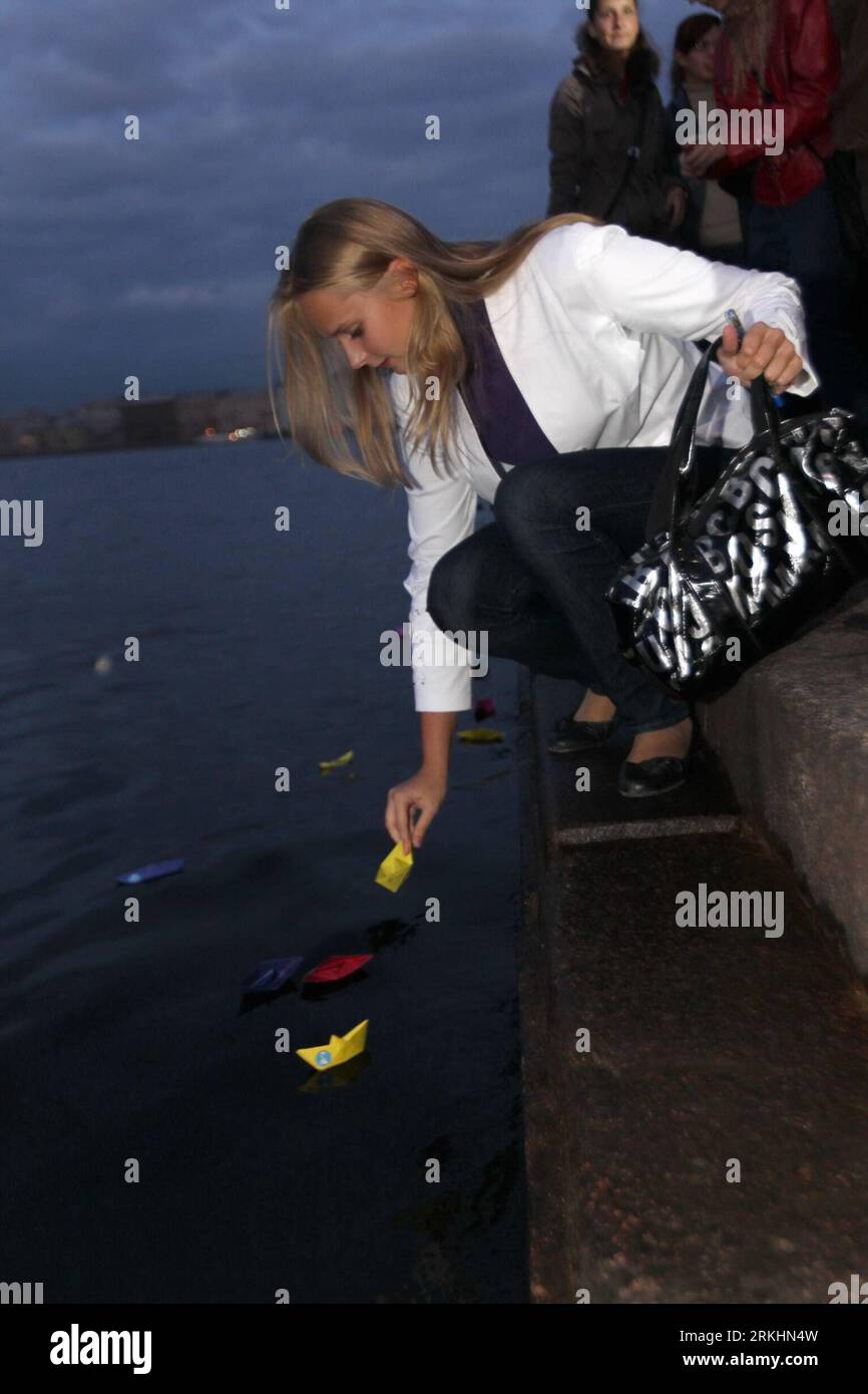 Bildnummer: 55869808  Datum: 31.08.2011  Copyright: imago/Xinhua (110831) -- SAINT PETERSBURG, Aug. 31, 2011 (Xinhua) -- A student lays down a paper boat on the Neva River in Saint Petersburg, Russia, Aug. 31, 2011. Freshmen in Saint Petersburg University wrote their wishes for the upcoming new school year on paper boats and laid them on the Neva River on Wednesday. (Xinhua/Lu Jinbo) RUSSIA-SAINT PETERSBURG-PAPER-BOAT-WISH PUBLICATIONxNOTxINxCHN Gesellschaft Tradition Schüler Schule Bildung Papierboot xns x0x 2011 hoch     Bildnummer 55869808 Date 31 08 2011 Copyright Imago XINHUA  Saint Peter Stock Photo