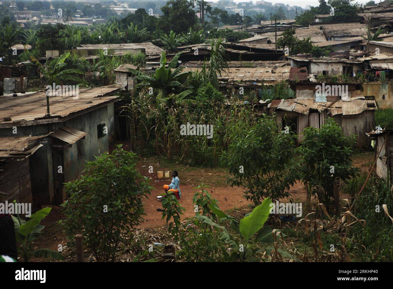 Bildnummer: 55888510  Datum: 17.08.2011  Copyright: imago/Xinhua (110902) -- YAOUNDE, Sept. 2 , 2011 (Xinhua) -- A pregnant woman does housework in a shanty town in Yaounde, capital of Cameroon, Aug. 17, 2011. Nearly 1.5 million live in Yaounde, the second largest city in Cameroon after the country s business capital Douala. (Xinhua/Shen Bohan) (lt) CAMEROON-YAOUNDE-DAILY LIFE PUBLICATIONxNOTxINxCHN Gesellschaft xbs Fotostory land leute 2011 quer o0 Totale, Haus, Wohnhaus, Hütte, Unterkunft    Bildnummer 55888510 Date 17 08 2011 Copyright Imago XINHUA  Yaounde Sept 2 2011 XINHUA a Pregnant Wom Stock Photo