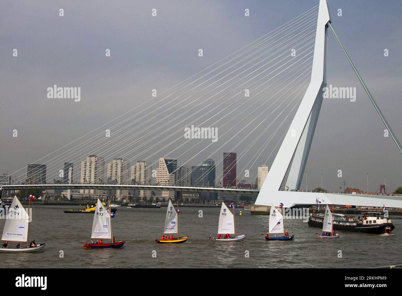 Bildnummer: 55890805  Datum: 03.09.2011  Copyright: imago/Xinhua (110903) -- ROTTERDAM, Sept. 3, 2011 (Xinhua) -- A group of boats sail on the Mass river near the port of Rotterdam, celebrating the openning of the annual festival World Harbor Day on Sept. 2, 2011. The World Harbor Day is an event that lets the public peek behind the scenes of the biggest European port, the port of Rotterdam. Around 400,000 visit the festival every year. (Xinhua/Pan Zhi) NETHERLANDS-ROTTERDAM-WORLD HARBOR DAY PUBLICATIONxNOTxINxCHN Gesellschaft Schifffahrt Schiff Boot Welt Hafen Tage Hafentage premiumd xbs x0x Stock Photo