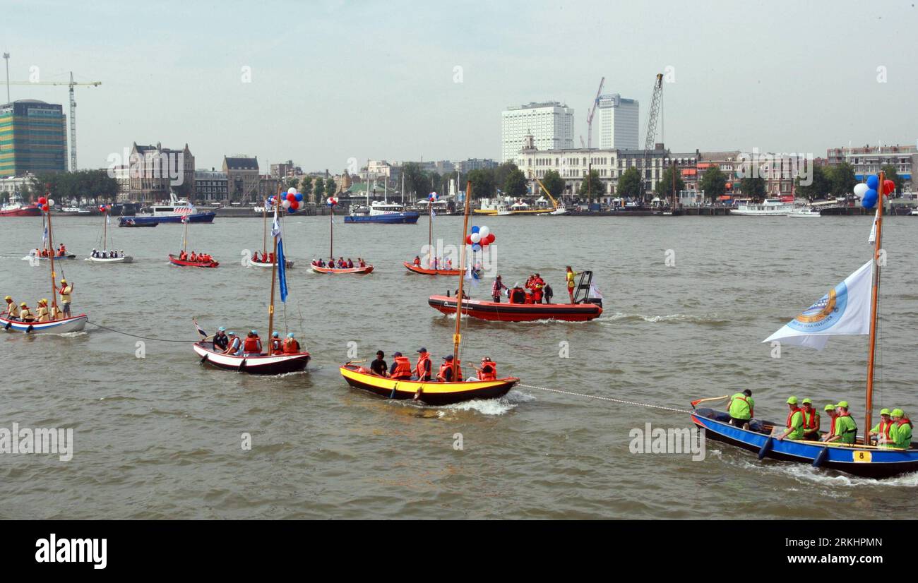 Bildnummer: 55890804  Datum: 03.09.2011  Copyright: imago/Xinhua (110903) -- ROTTERDAM, Sept. 3, 2011 (Xinhua) -- A group of boats with colorful balloons and banners sail on the Mass river near the port of Rotterdam, celebrating the openning of the annual festival World Harbor Day on Sept. 2, 2011. The World Harbor Day is an event that lets the public peek behind the scenes of the biggest European port, the port of Rotterdam. Around 400,000 visit the festival every year. (Xinhua/Pan Zhi) NETHERLANDS-ROTTERDAM-WORLD HARBOR DAY PUBLICATIONxNOTxINxCHN Gesellschaft Schifffahrt Schiff Boot Welt Haf Stock Photo