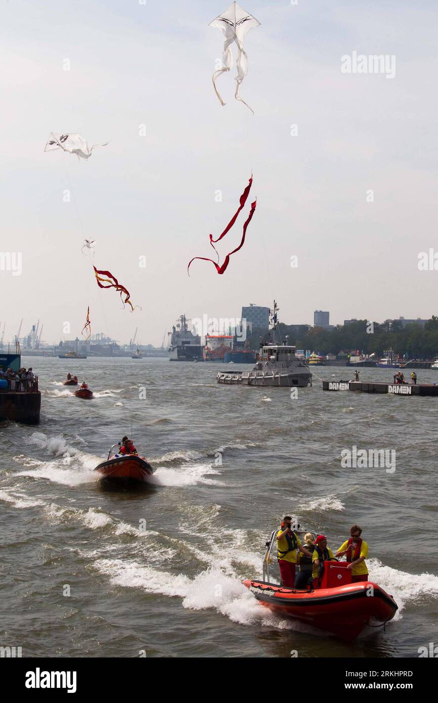 Bildnummer: 55890803  Datum: 03.09.2011  Copyright: imago/Xinhua (110903) -- ROTTERDAM, Sept. 3, 2011 (Xinhua) -- A group of yachts which drag traditional Chinese kites sail on the Mass river near the port of Rotterdam, celebrating the openning of the annual festival World Harbor Day on Sept. 2, 2011. The World Harbor Day is an event that lets the public peek behind the scenes of the biggest European port, the port of Rotterdam. Around 400,000 visit the festival every year. (Xinhua/Pan Zhi) NETHERLANDS-ROTTERDAM-WORLD HARBOR DAY PUBLICATIONxNOTxINxCHN Gesellschaft Schifffahrt Schiff Boot Welt Stock Photo
