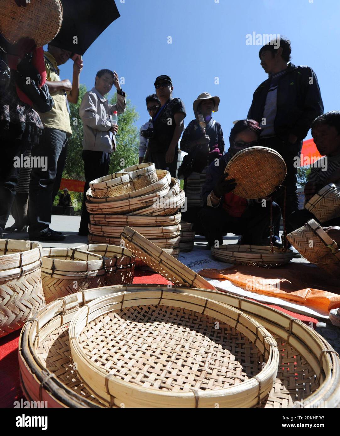 Bildnummer: 55890864  Datum: 03.09.2011  Copyright: imago/Xinhua (110903) -- LHASA, Sept. 3, 2011 (Xinhua) -- look at willow products, which are listed as one of the regional intangible cultural heritages, in Lhasa, southwest China s Tibet Autonomous Region, Sept. 3, 2011. An intangible cultural heritage show was held in Lhasa on Saturday to celebrate Shoton Festival this year. (Xinhua/Wen Tao) (mcg) CHINA-LHASA-SHOTON FESTIVAL-INTANGIBLE CULTURAL HERITAGE SHOW (CN) PUBLICATIONxNOTxINxCHN Gesellschaft xbs 2011 hoch o0 Objekte Flechtwerk Handwerk    Bildnummer 55890864 Date 03 09 2011 Copyright Stock Photo