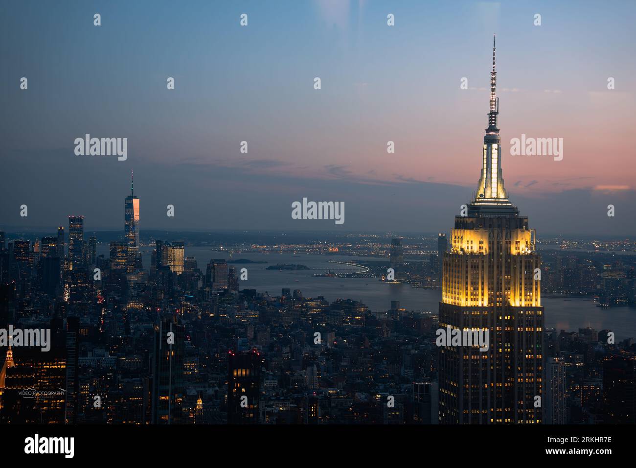 Nyc sunset reflections hi-res stock photography and images - Alamy