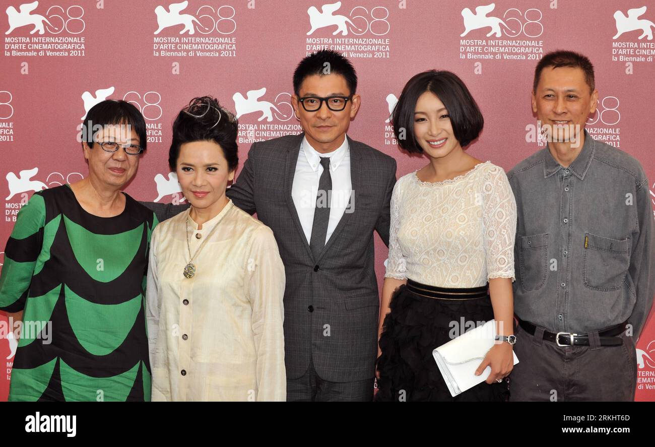 Bildnummer: 55896378  Datum: 05.09.2011  Copyright: imago/Xinhua (110905) -- VENICE, Sept. 5, 2011 (Xinhua) -- Director Ann Hui (1st L), producer Roger Lee (1st R), actors Andy Lau (C), Deanie Yip (2nd L) and Qin Hailu pose during the photo-call for the Chinese Hong Kong film Taojie (A Simple Life) at the 68th Venice International Film Festival in Venice, Italy, Sept. 5, 2011. (Xinhua/Wang Qingqin)(ybg) ITALY-VENICE-FILM FESTIVAL-TAOJIE PUBLICATIONxNOTxINxCHN People Film Entertainment Kultur 68 Filmfestival Venedig Photocall x0x xtm premiumd 2011 quer      55896378 Date 05 09 2011 Copyright Im Stock Photo