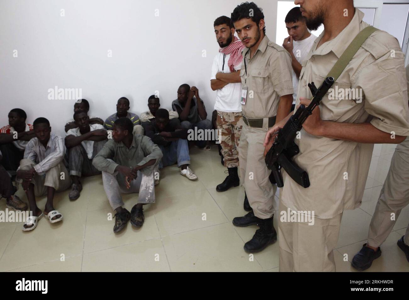 Bildnummer: 55909227  Datum: 07.09.2011  Copyright: imago/Xinhua (110907) -- TRIPOLI, Sept. 7, 2011 (Xinhua) -- Men of Mali origin group who are suspected of being mercenaries for Moammar Gadhafi are held at a prison in Tripoli, Libya, Sept. 7, 2011. The suspects were arrested in the city of Ghadames, near borders with Algeria. (Xinhua) (ybg) LIBYA-TRIPOLI-GADHAFI-MERCENARIES PUBLICATIONxNOTxINxCHN Gesellschaft Häftling Ausländer verhaftet Söldner x0x xtm premiumd 2011 quer      55909227 Date 07 09 2011 Copyright Imago XINHUA  Tripoli Sept 7 2011 XINHUA Men of Mali ORIGIN Group Who are suspect Stock Photo