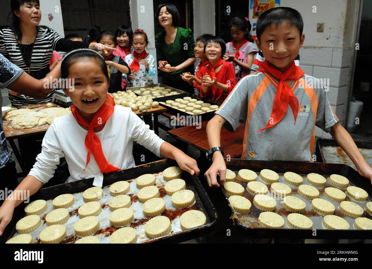 Bildnummer: 55909276  Datum: 07.09.2011  Copyright: imago/Xinhua (110907) -- LIU AN, Sept. 7, 2011 (Xinhua) -- Children of migrant workers from a primary school show the mooncakes they made in Liu an City, east China s Anhui Province, Sept. 7, 2011. As the Mid-Autumn Festival is coming, children in many kindergartens made mooncakes to experience the traditional Chinese culture. (Xinhua/Chen Li) (zgp) #CHINA-ANHUI-CHILDREN-MOONCAKE (CN) PUBLICATIONxNOTxINxCHN Gesellschaft Mondkuchen Zubereitung Backen Auswanderer Kind Schüler Grundschule x0x xtm 2011 quer      55909276 Date 07 09 2011 Copyright Stock Photo