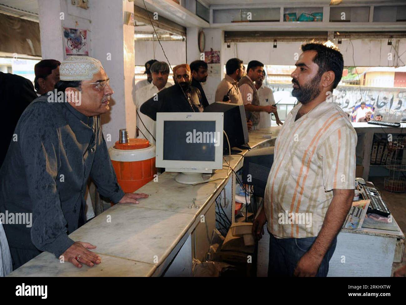 Bildnummer: 55930281  Datum: 08.08.2011  Copyright: imago/Xinhua (110908) -- NAWABSHAS, Sept. 8, 2011 (Xinhua) -- Pakistani President Asif Ali Zardari (L) inspects a medical store about the availability of medicine for flood-affected during his visit to flood-hit area in south Pakistan s Nawabshah on Sept. 8, 2011. Heavy rains and subsequent flooding have almost destroyed 21 districts of Sindh province, as 17 more were killed in rain-related incidents on Thursday taking the death toll to 152. A fresh data released by the Sindh government said 13,633 villages have been destroyed affecting a pop Stock Photo