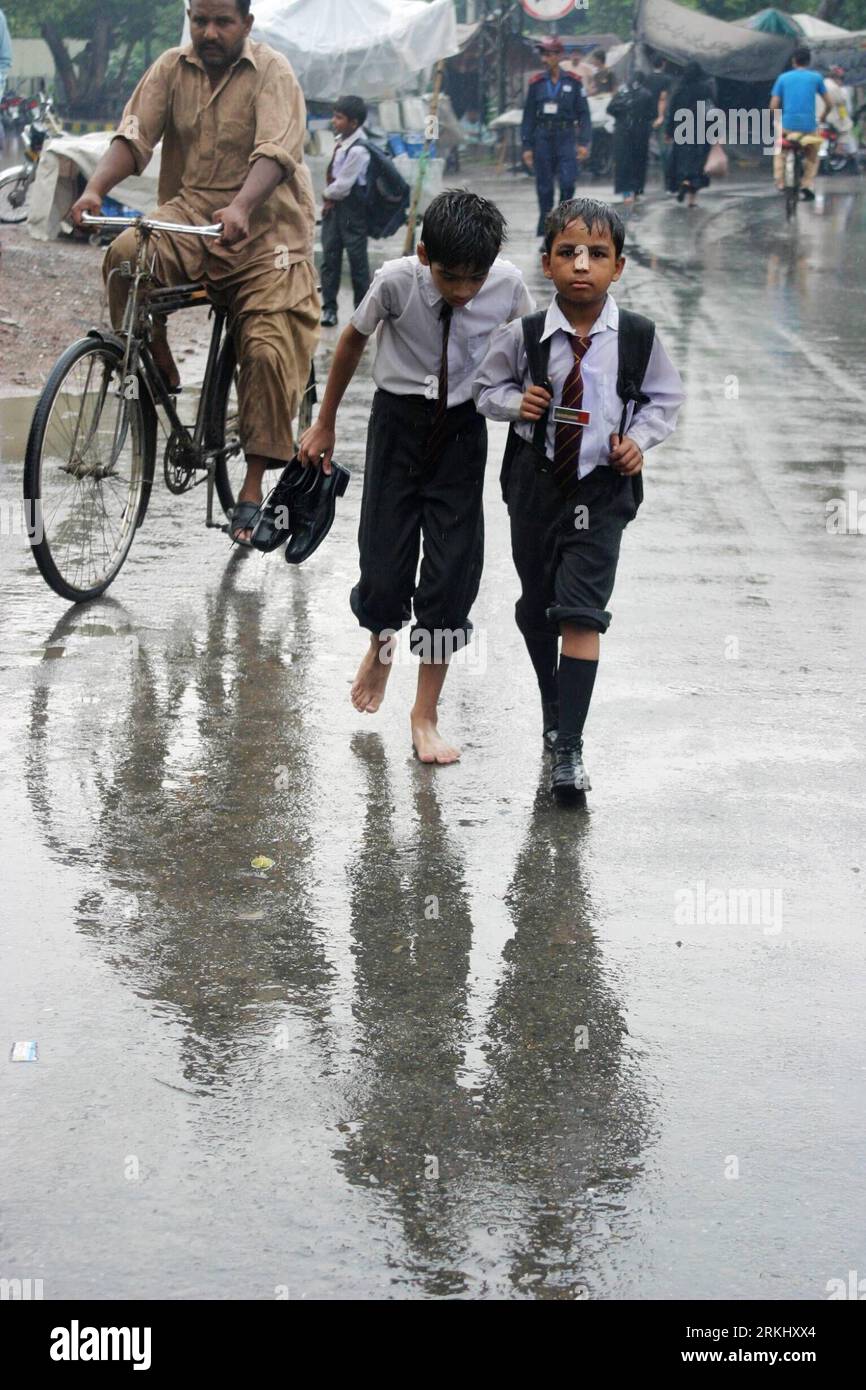 School boys pakistan pakistani hi-res stock photography and images
