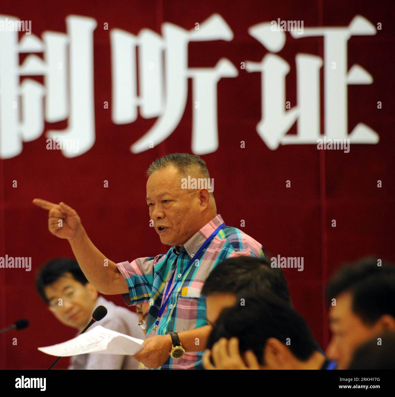 Bildnummer: 55932484  Datum: 09.09.2011  Copyright: imago/Xinhua (110909) -- HANGZHOU, Sept. 9, 2011 (Xinhua) -- Cui Yansheng, on behalf of the customers, speaks at a public hearing to hike taxi fares in Hangzhou, capital of east China s Zhejiang Province. The hearing, held as a result of a massive cab driver strike in August, will review two proposals which differ in the scale of increases in the flag-down fare and the metered fare. (Xinhua/Han Chuanhao) (llp) CHINA-HANGZHOU-TAXI RATES-HEARING (CN) PUBLICATIONxNOTxINxCHN Gesellschaft x2x xtm 2011 quadrat  o0 öffentliche Anhörung, Streik, Taxi Stock Photo