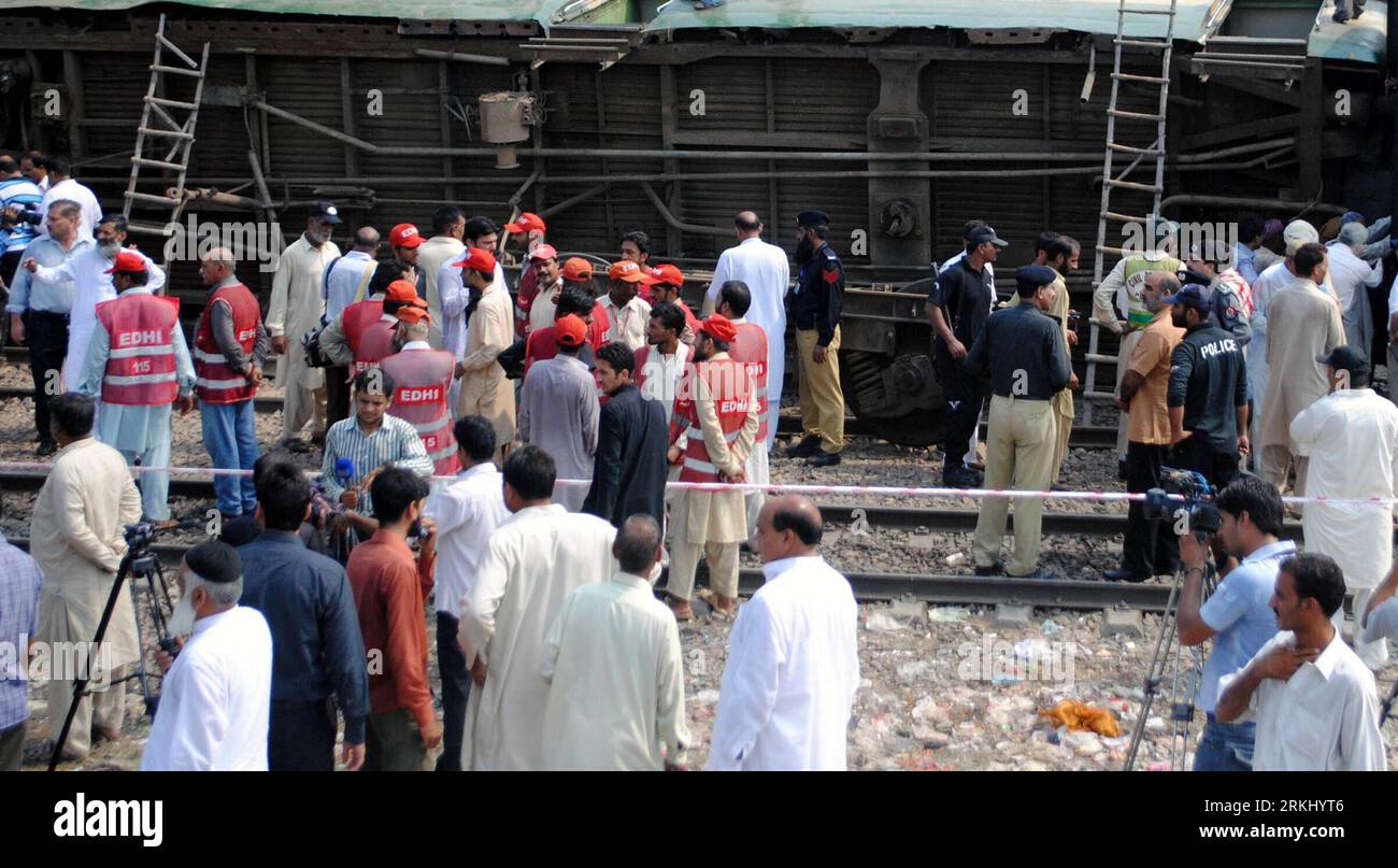 Bildnummer: 55934701  Datum: 10.09.2011  Copyright: imago/Xinhua (110910) -- GUJRAT, Sept. 10, 2011 (Xinhua) -- gather beside the derailed train in Sara-e-Alamgir, a village in Gujrat district in Punjab province of Pakistan, Sept. 10, 2011. At least 29 were injured as a passenger train from Lahore to Rawalpindi derailed Saturday morning in Pakistan, reported local Urdu TV channel Duniya. (Xinhua/Sajjad) (djj) PAKISTAN-GUJRAT-TRAIN-DERAIL PUBLICATIONxNOTxINxCHN Gesellschaft Verkehr Bahn Zug Unglück Zugunglück xbs x0x 2011 quer premiumd      55934701 Date 10 09 2011 Copyright Imago XINHUA  Gujra Stock Photo