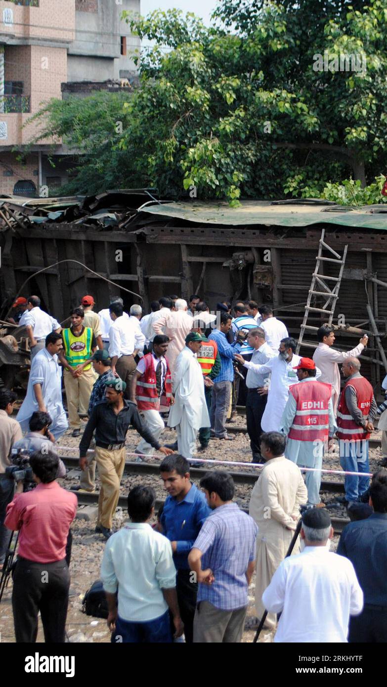 Bildnummer: 55934703  Datum: 10.09.2011  Copyright: imago/Xinhua (110910) -- GUJRAT, Sept. 10, 2011 (Xinhua) -- gather at the passenger train accident site in Sara-e-Alamgir, a village in Gujrat district in Punjab province of Pakistan, Sept. 10, 2011. At least 29 were injured as a passenger train from Lahore to Rawalpindi derailed Saturday morning in Pakistan, reported local Urdu TV channel Duniya. (Xinhua/Sajjad) (djj) PAKISTAN-GUJRAT-TRAIN-DERAIL PUBLICATIONxNOTxINxCHN Gesellschaft Verkehr Bahn Zug Unglück Zugunglück xbs x0x 2011 hoch premiumd      55934703 Date 10 09 2011 Copyright Imago XI Stock Photo