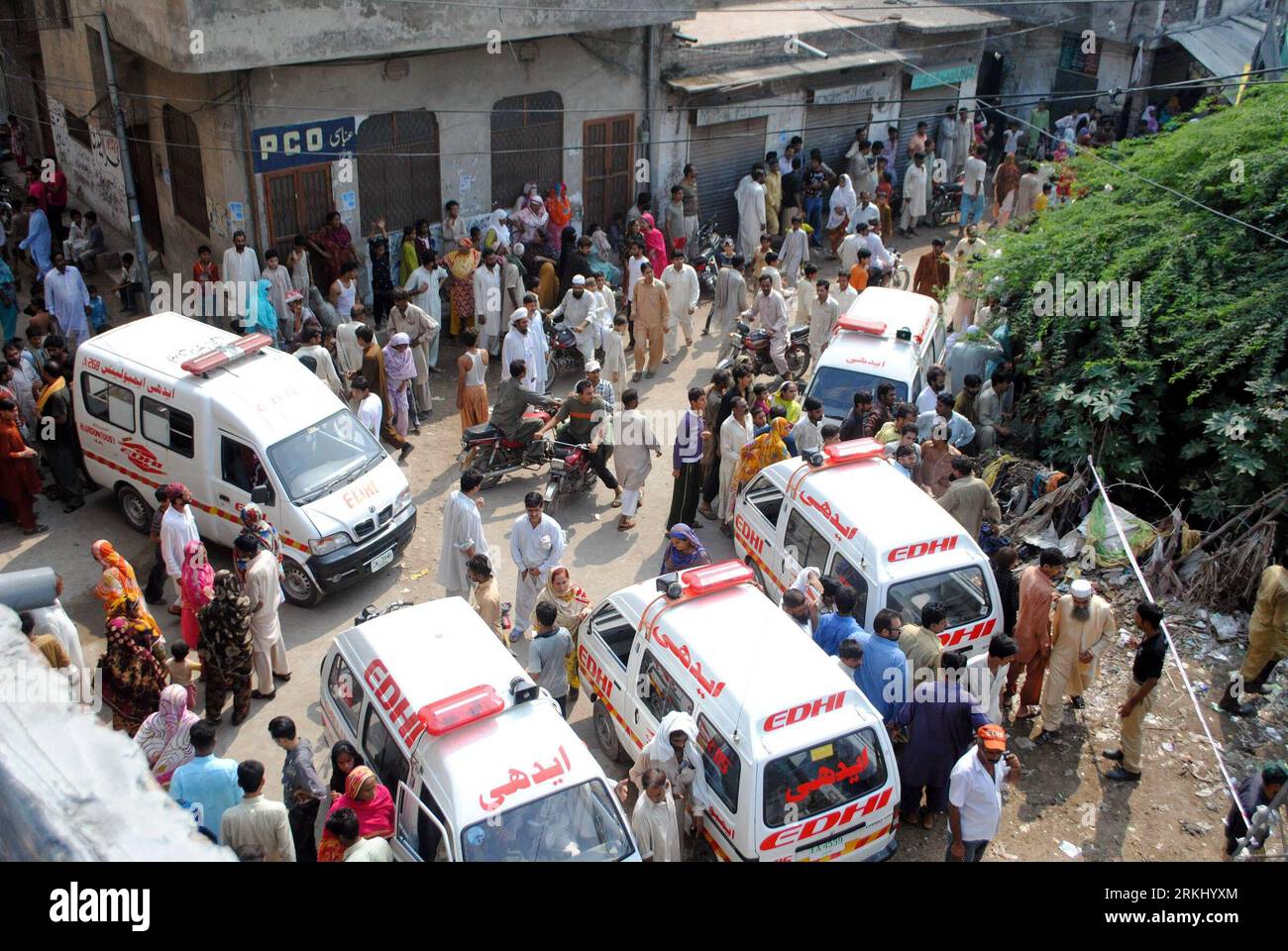 Bildnummer: 55934700  Datum: 10.09.2011  Copyright: imago/Xinhua (110910) -- GUJRAT, Sept. 10, 2011 (Xinhua) -- Ambulances park at the passenger train accident site in Sara-e-Alamgir, a village in Gujrat district in Punjab province of Pakistan, Sept. 10, 2011. At least 29 were injured as a passenger train from Lahore to Rawalpindi derailed Saturday morning in Pakistan, reported local Urdu TV channel Duniya. (Xinhua/Sajjad) (djj) PAKISTAN-GUJRAT-TRAIN-DERAIL PUBLICATIONxNOTxINxCHN Gesellschaft Verkehr Bahn Zug Unglück Zugunglück xbs x0x 2011 quer      55934700 Date 10 09 2011 Copyright Imago XI Stock Photo
