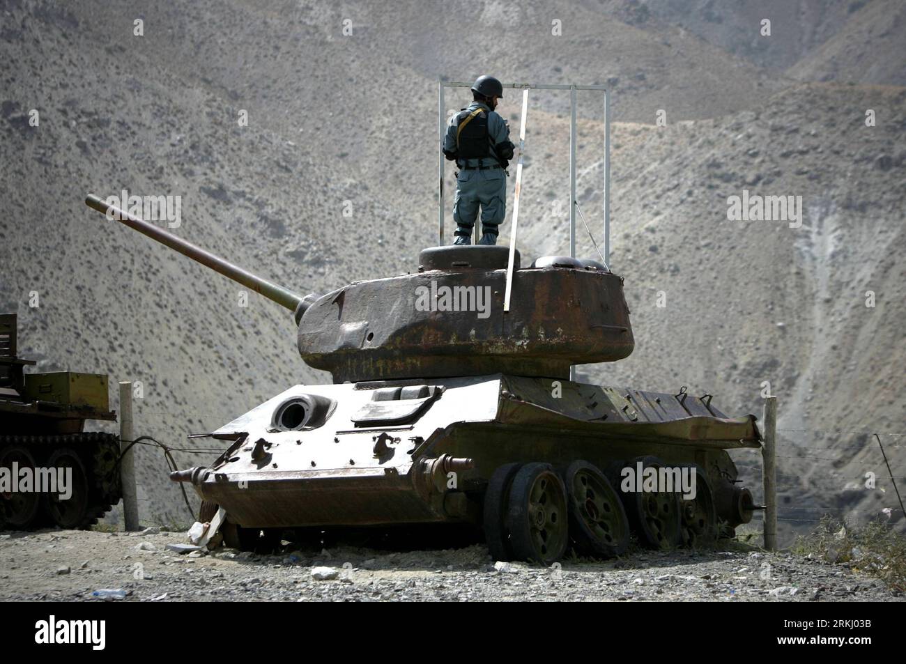Bildnummer: 55935324  Datum: 10.09.2011  Copyright: imago/Xinhua (110910) -- PANJSHIR, Sept. 10, 2011 (Xinhua) -- An Afghan national police stands guard on a destroyed military tank close to the grave of Ahmad Shah Massoud in Panjshir Province, Afghanistan, Sept. 10, 2011. Anti-Taliban leader and commander of Northern Alliance Ahmad Shah Massoud was assassinated in a suicide attack by some Arabs pretending to be journalists on September 9, 2001, and two days later the September 11 attacks on the United States happened. (Xinhua/Ahmad Massoud)(wjd) AFGHANISTAN-AHMAD SHAH MASSOUD-DEATH-10TH ANNIV Stock Photo