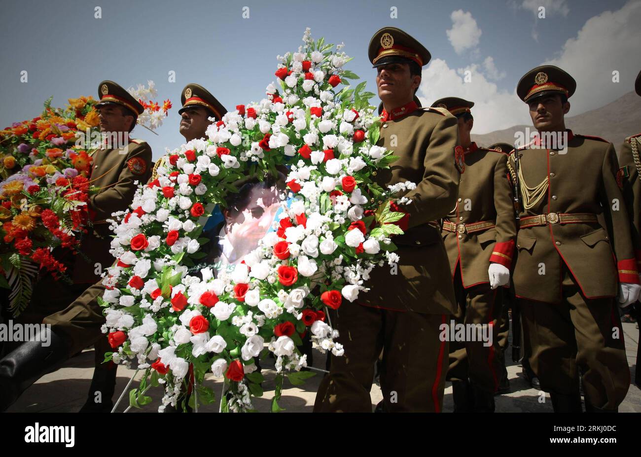 Bildnummer: 55935379  Datum: 10.09.2011  Copyright: imago/Xinhua (110910) -- PANJSHIR, Sept. 10, 2011 (Xinhua) -- Afghan honor guards carry a wreath during the ceremony marking the 10th anniversary of the death of Ahmad Shah Massoud in Panjshir Province, Afghanistan, Sept. 10, 2011. Anti-Taliban leader and commander of Northern Alliance Ahmad Shah Massoud was assassinated in a suicide attack by some Arabs pretending to be journalists on September 9, 2001, and two days later the September 11 attacks on the United States happened. (Xinhua/Ahmad Massoud)(wjd) AFGHANISTAN-AHMAD SHAH MASSOUD-DEATH- Stock Photo