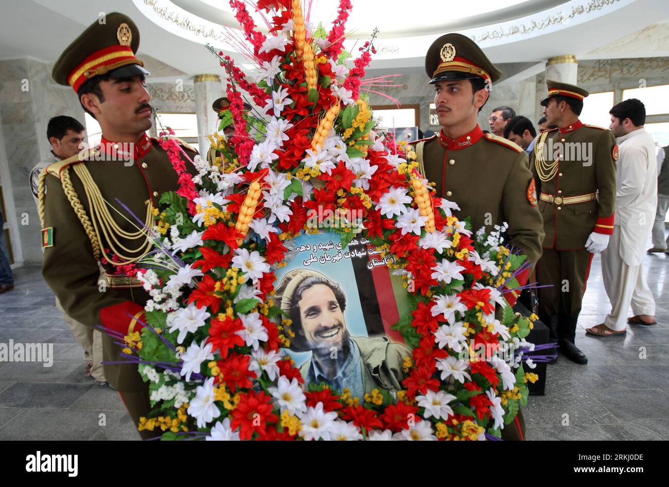 Bildnummer: 55935380  Datum: 10.09.2011  Copyright: imago/Xinhua (110910) -- PANJSHIR, Sept. 10, 2011 (Xinhua) -- Afghan honor guards carry a wreath during the ceremony marking the 10th anniversary of the death of Ahmad Shah Massoud in Panjshir Province, Afghanistan, Sept. 10, 2011. Anti-Taliban leader and commander of Northern Alliance Ahmad Shah Massoud was assassinated in a suicide attack by some Arabs pretending to be journalists on September 9, 2001, and two days later the September 11 attacks on the United States happened. (Xinhua/Ahmad Massoud)(wjd) AFGHANISTAN-AHMAD SHAH MASSOUD-DEATH- Stock Photo