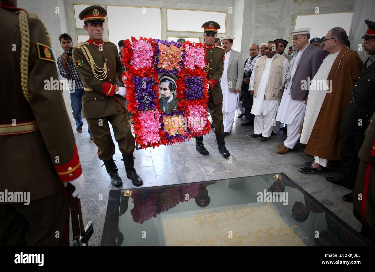 Bildnummer: 55935378  Datum: 10.09.2011  Copyright: imago/Xinhua (110910) -- PANJSHIR, Sept. 10, 2011 (Xinhua) -- Afghan honor guards carry a wreath during the ceremony marking the 10th anniversary of the death of Ahmad Shah Massoud in Panjshir Province, Afghanistan, Sept. 10, 2011. Anti-Taliban leader and commander of Northern Alliance Ahmad Shah Massoud was assassinated in a suicide attack by some Arabs pretending to be journalists on September 9, 2001, and two days later the September 11 attacks on the United States happened. (Xinhua/Ahmad Massoud)(wjd) AFGHANISTAN-AHMAD SHAH MASSOUD-DEATH- Stock Photo