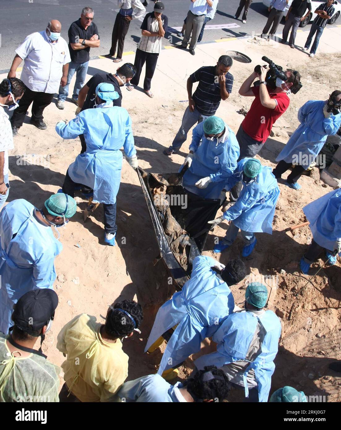Bildnummer: 55936082  Datum: 11.09.2011  Copyright: imago/Xinhua TRIPOLI, Sept. 11, 2011 (Xinhua) -- Photo taken on Sept. 11, 2011 shows the process to recover four bodies who were buried in a mass grave at Arada districts of Tripoli, Libya. (Xinhua/Hamza Turkia) (zcc) LIBYA-TRIPOLI-GRAVE PUBLICATIONxNOTxINxCHN Gesellschaft Massengrab Aushebung Tripolis Libyen x0x xtm premiumd 2011 quadrat     55936082 Date 11 09 2011 Copyright Imago XINHUA Tripoli Sept 11 2011 XINHUA Photo Taken ON Sept 11 2011 Shows The Process to recover Four Bodies Who Were Buried in a Mass Grave AT Arada Districts of Trip Stock Photo