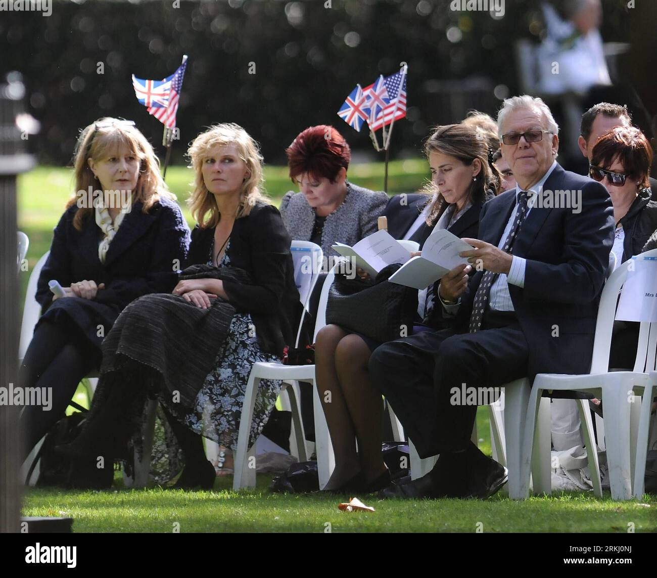 Bildnummer: 55936785  Datum: 11.09.2011  Copyright: imago/Xinhua (110912) -- LONDON, Sept. 11, 2011 (Xinhua) -- Relatives of the British victims of the 9/11 attack attend a memorial service at the Grosvenor Square in London, Britain, Sept. 11, 2011, the 10th anniversary of the 9/11 terrorist attack. Services are held across London to commemorate the victims, among whom 67 were from the UK, of the attack happening on Sept. 11, 2001 in the United States. (Xinhua/Zeng Yi) UK-LONDON-9/11-ANNIVERSARY PUBLICATIONxNOTxINxCHN Gesellschaft Gedenken 9 11 9 11 September Jahrestag x0x xtm 2011 quadrat Stock Photo