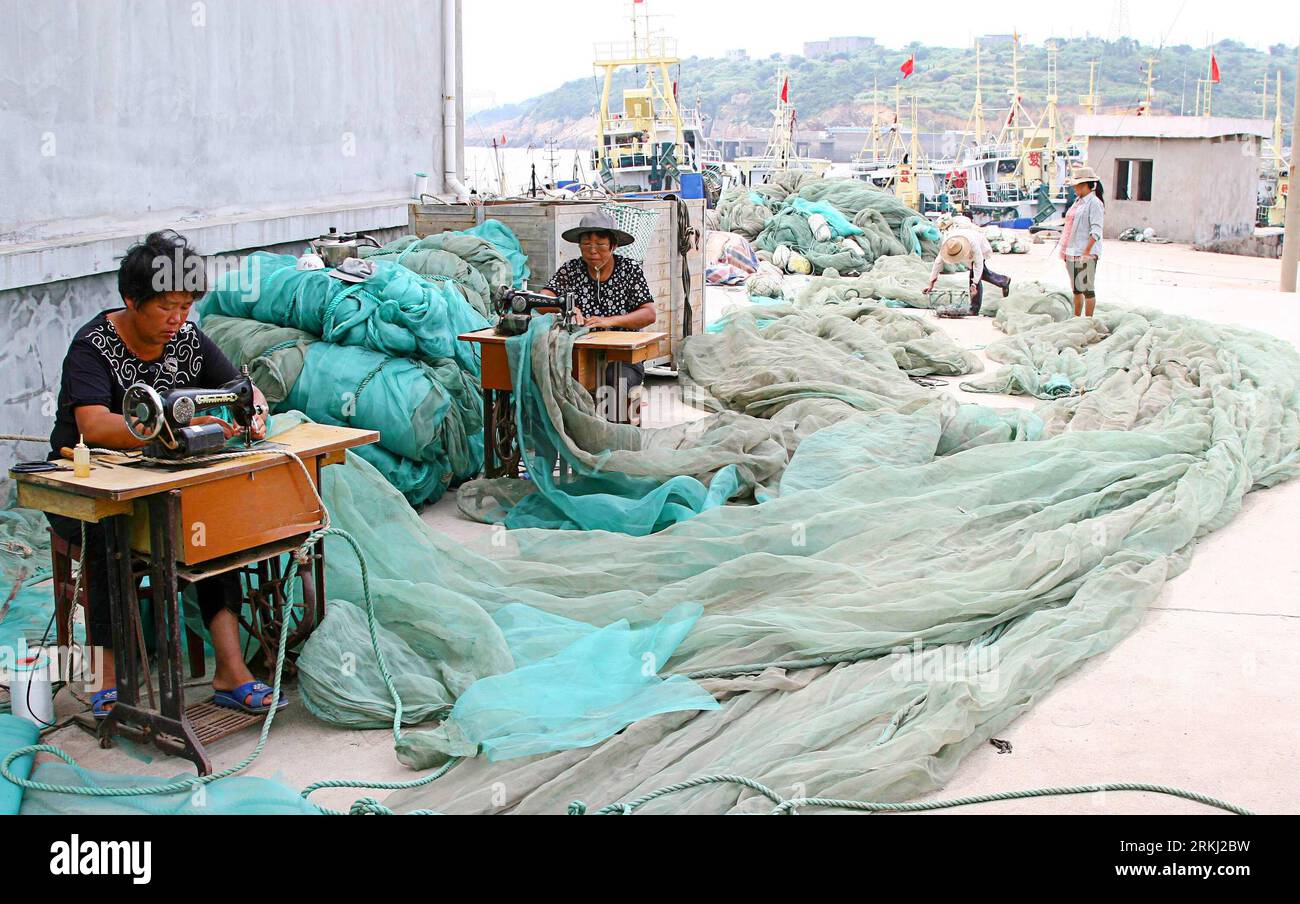 Bildnummer: 55957399  Datum: 13.09.2011  Copyright: imago/Xinhua (110913) -- WENLING, Sept. 13, 2011 (Xinhua) -- Fishermen mend nets in Songmen Township of Wenling City, east China s Zhejiang Province, Sept. 13, 2011. Fishermen along the East China Sea prepared for the upcoming fishing season, which will start after a fishing ban from May 1 to Sept. 16 in this year. (Xinhua/Liu Zhenqing)(zl) CHINA-ZHEJIANG-FISHING SEASON(CN) PUBLICATIONxNOTxINxCHN Wirtschaft Fischerei Gesellschaft Arbeitswelten Fischer Vorbereitung x0x xst 2011 quer      55957399 Date 13 09 2011 Copyright Imago XINHUA  Wenling Stock Photo