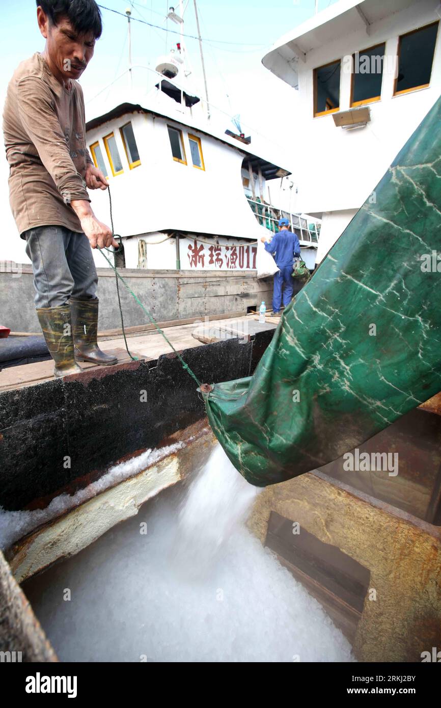 Bildnummer: 55957396  Datum: 13.09.2011  Copyright: imago/Xinhua (110913) -- RUIAN, Sept. 13, 2011 (Xinhua) -- A fisherman loads ice on a vessel at a fishing port in Ruian City, east China s Zhejiang Province, Sept. 13, 2011. Fishermen along the East China Sea prepared for the upcoming fishing season, which will start after a fishing ban from May 1 to Sept. 16 in this year. (Xinhua/Zhuang Yingchang)(zl) CHINA-ZHEJIANG-FISHING SEASON(CN) PUBLICATIONxNOTxINxCHN Wirtschaft Fischerei Gesellschaft Arbeitswelten Fischer Vorbereitung x0x xst 2011 hoch      55957396 Date 13 09 2011 Copyright Imago XIN Stock Photo