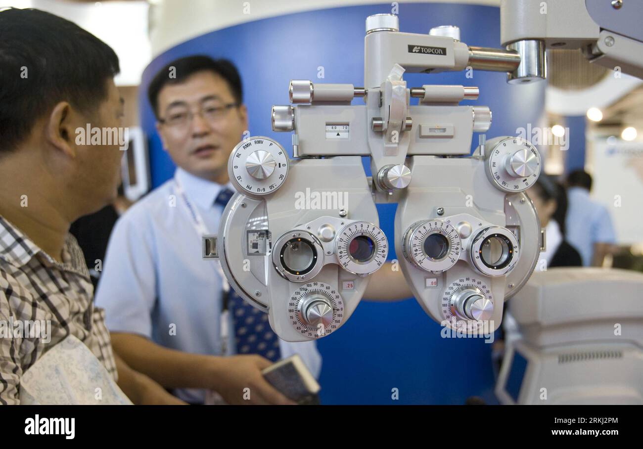 Bildnummer: 55961031  Datum: 14.09.2011  Copyright: imago/Xinhua (110914) -- BEIJING, Sept. 14, 2011 (Xinhua) -- An optometry instrument is presented during the 24th China International Optics Fair in Beijing, capital of China, Sept. 14, 2011. More than 770 exhibitors attended the fair, which kicked off Wednesday. (Xinhua/Zhao Bing) (ly) CHINA-BEIJING-INTERNATIONAL OPTICS FAIR (CN) PUBLICATIONxNOTxINxCHN Wirtschaft Messe Optikmesse x2x xtm 2011 quer o0 Sehtest Augenarzt Phoropter Sehstärke     55961031 Date 14 09 2011 Copyright Imago XINHUA  Beijing Sept 14 2011 XINHUA to optometry Instrument Stock Photo